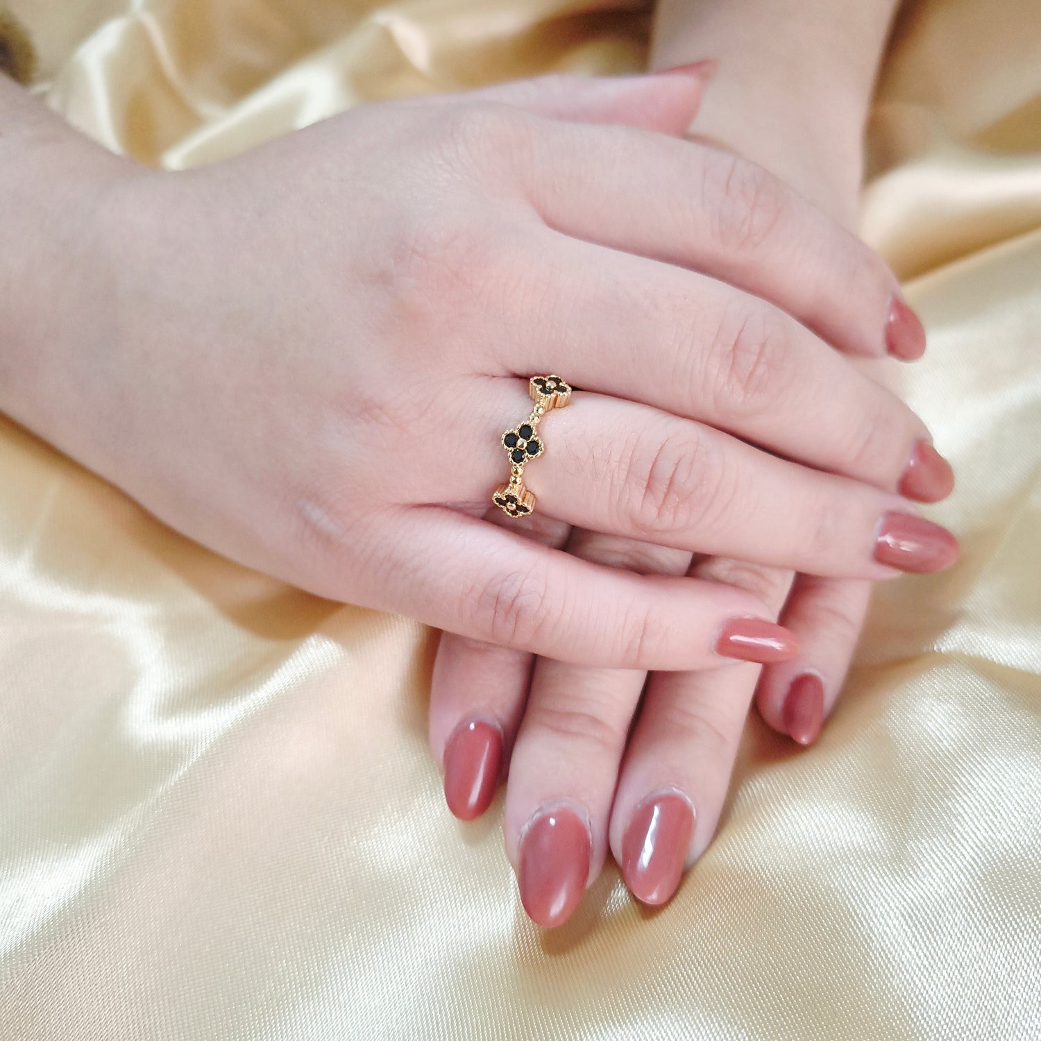 Anillo Trébol Negro - Medida Ajustable - Baño de Oro 18Kt y Circones