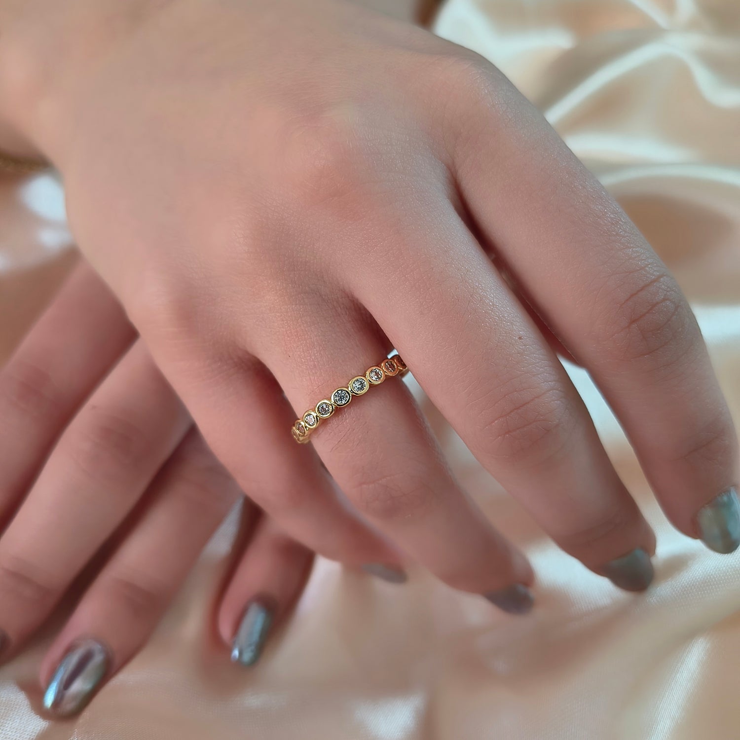Anillo Medio Cintillo - Medida Ajustable - Baño de Oro 18Kt y Circones