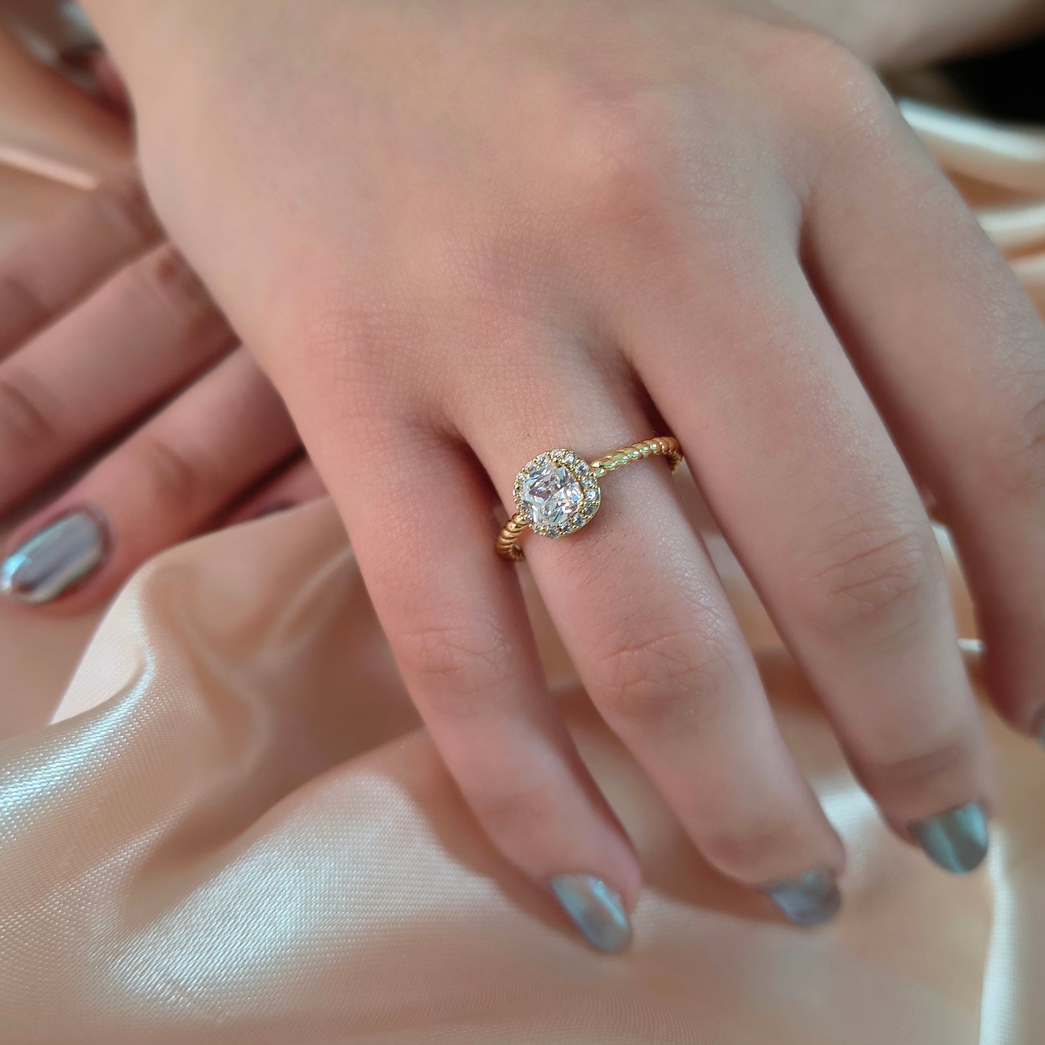 Anillo Solitario - Medida Ajustable - Baño de Oro 18Kt y Circones