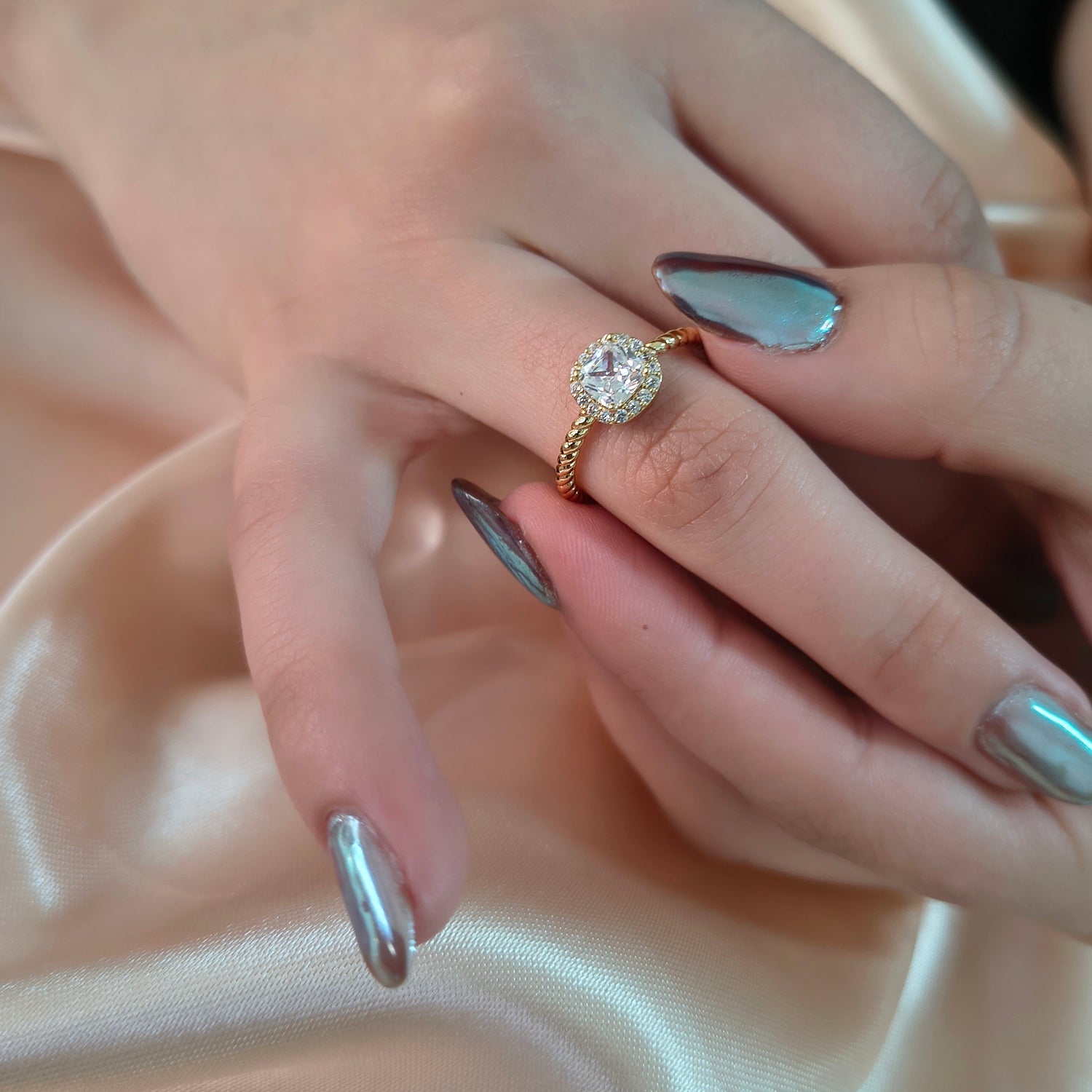 Anillo Solitario - Medida Ajustable - Baño de Oro 18Kt y Circones