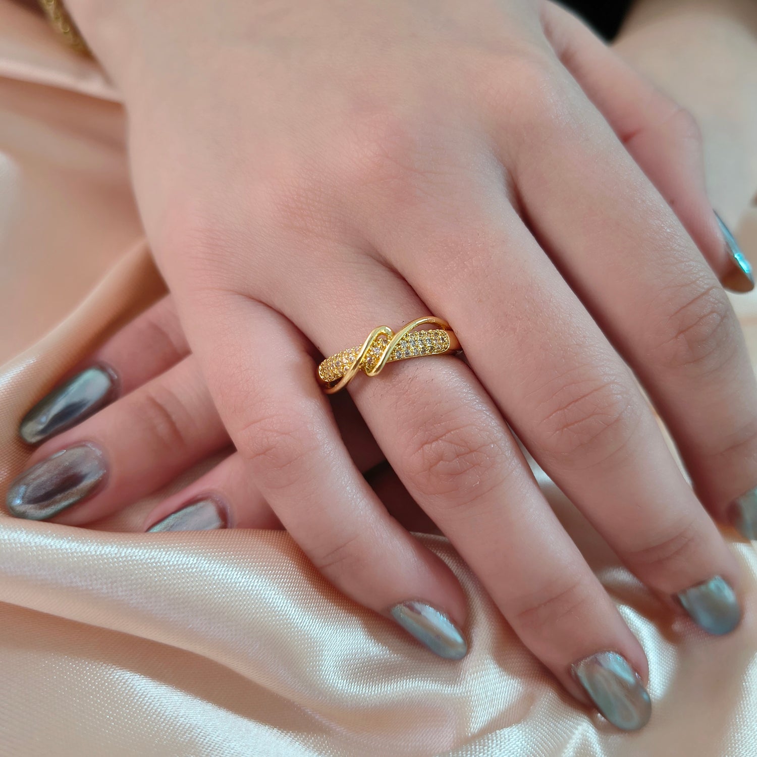 Anillo Cuerda Cruzada - Medida Ajustable - Baño de Oro 18Kt y Circones