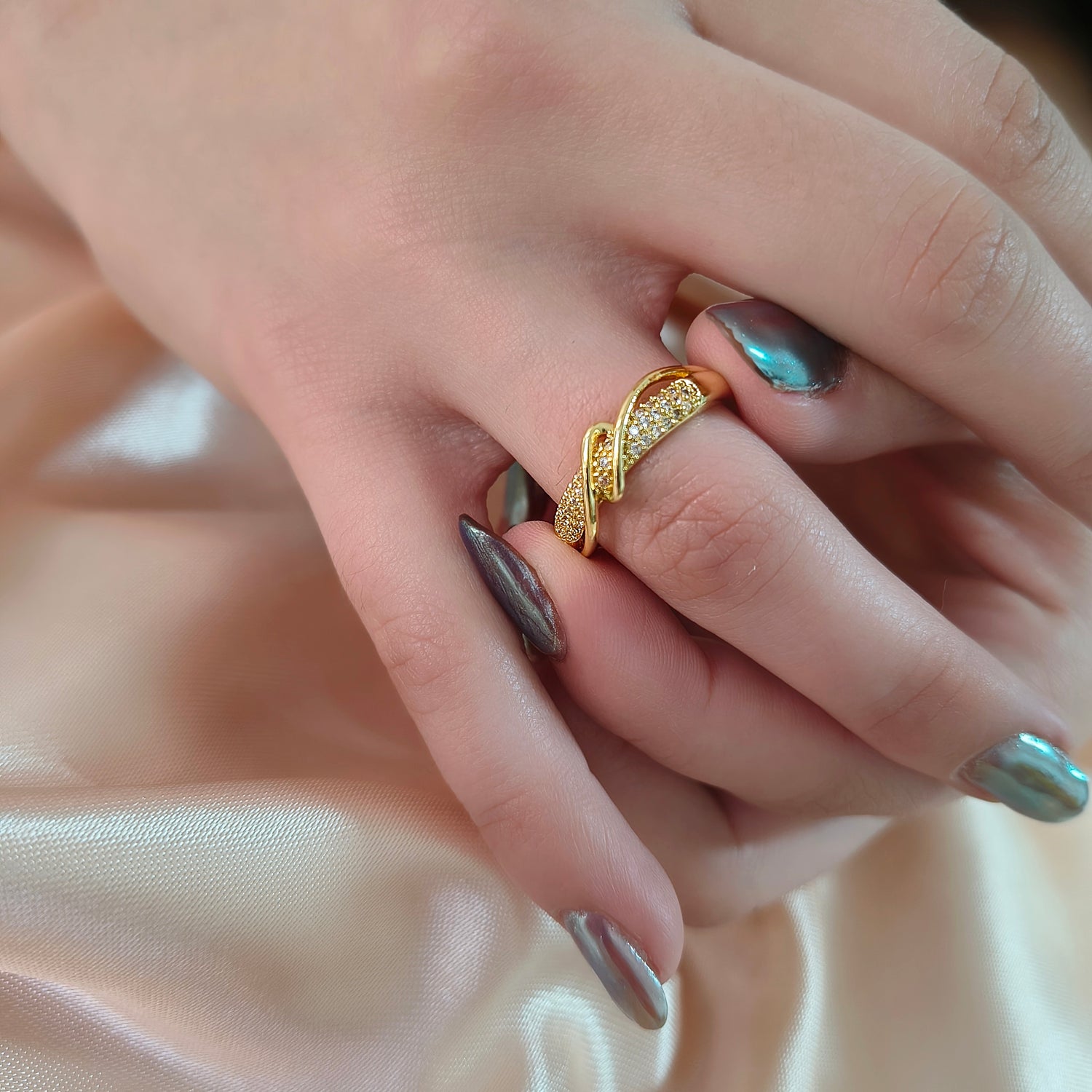 Anillo Cuerda Cruzada - Medida Ajustable - Baño de Oro 18Kt y Circones