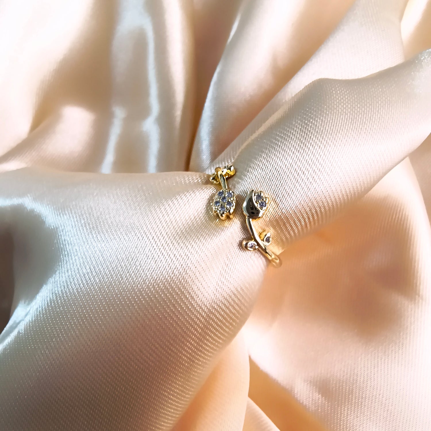 Anillo Tulipán - Medida Ajustable - Baño de Oro 18Kt y Circones