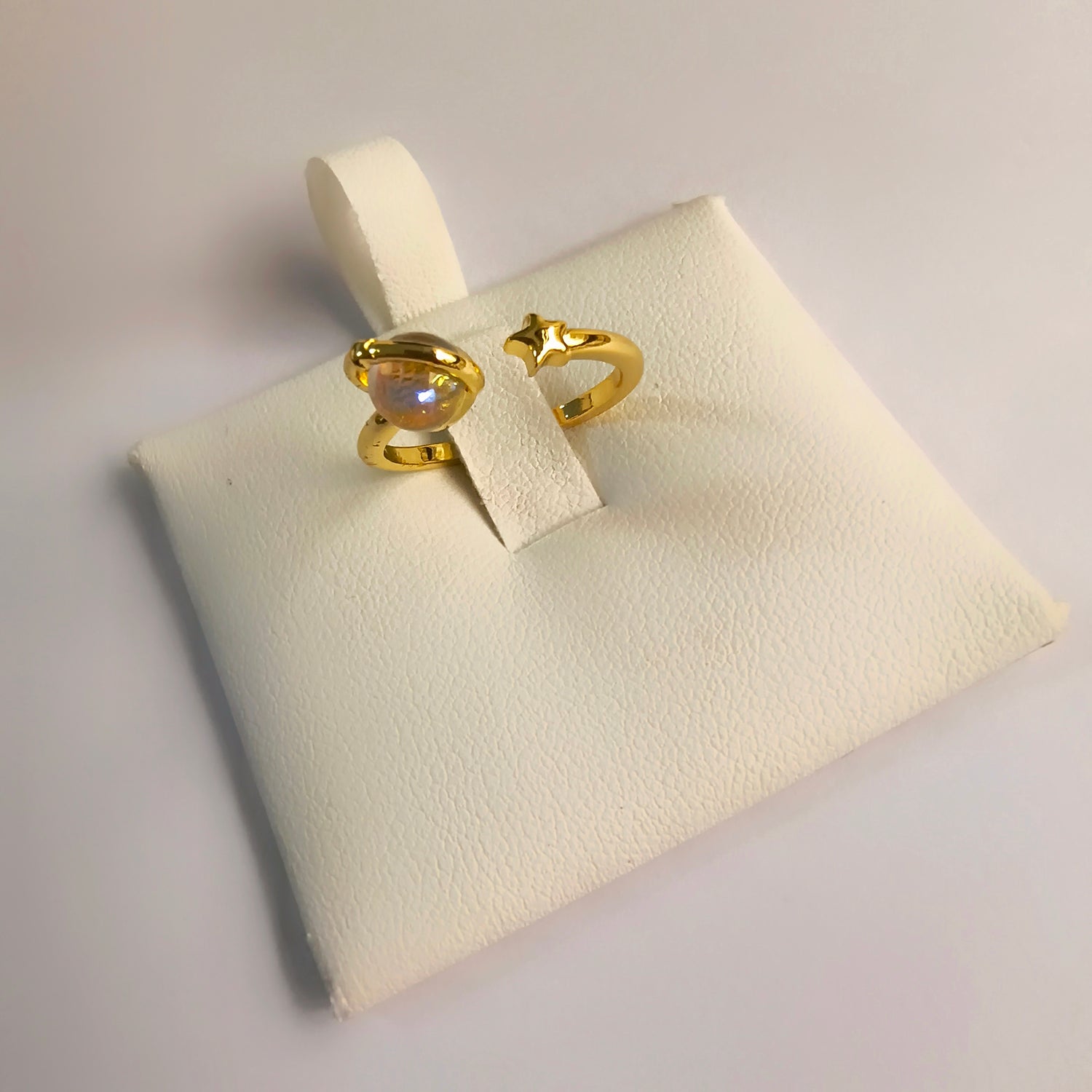 Anillo Saturno - Medida Ajustable - Baño de Oro 18Kt y Circones