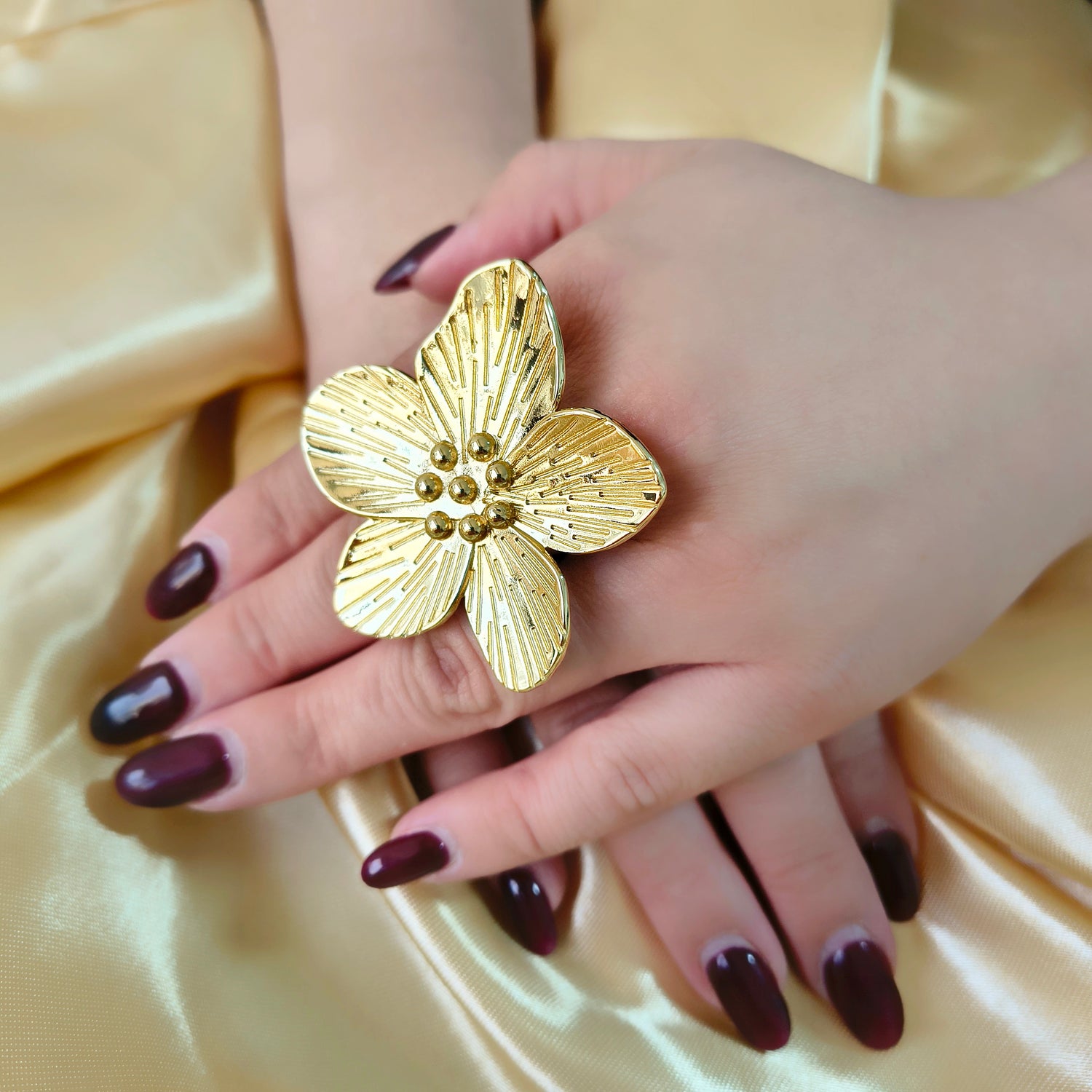 Anillo Flor Grande - Medida Ajustable - Baño de Oro 18Kt