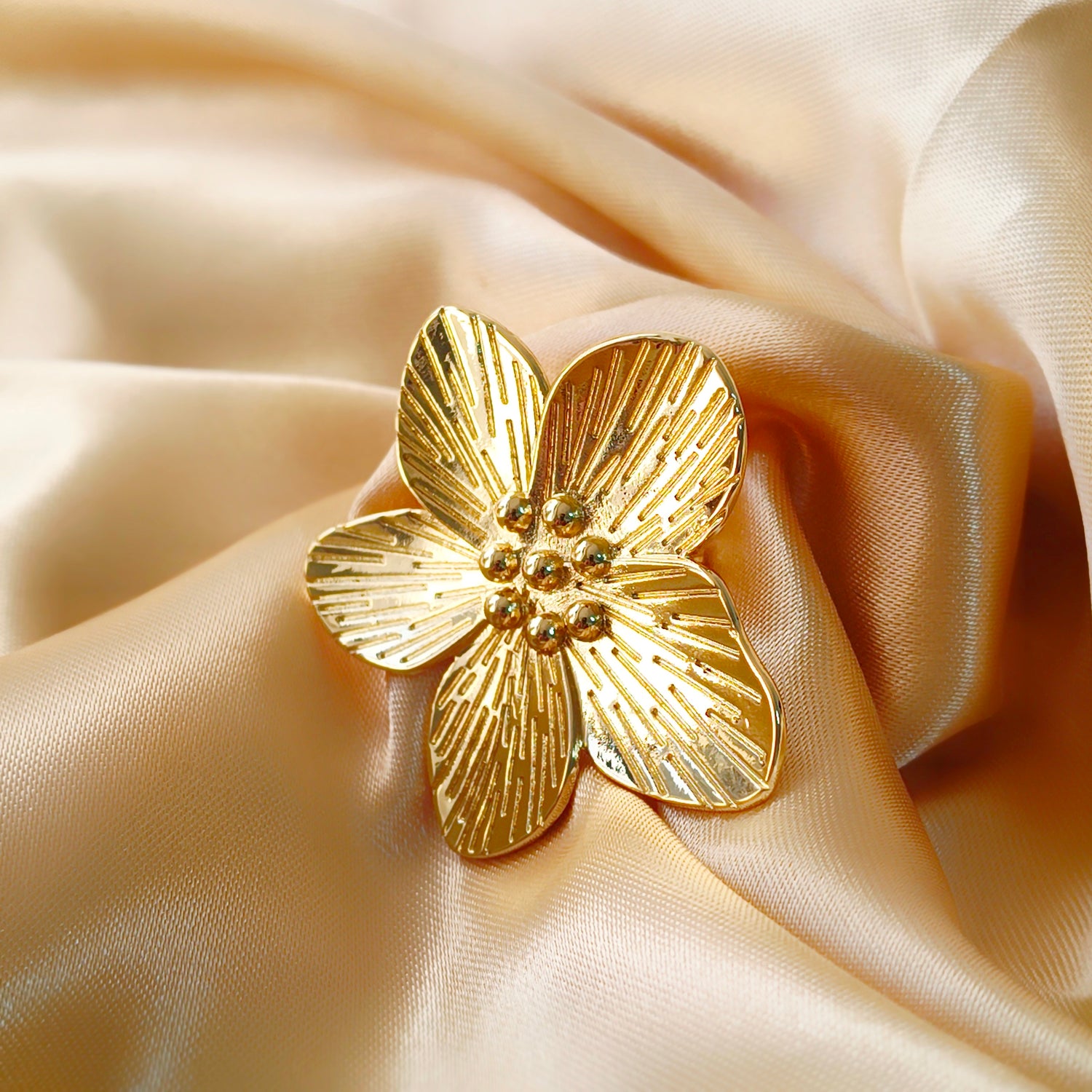 Anillo Flor Grande - Medida Ajustable - Baño de Oro 18Kt