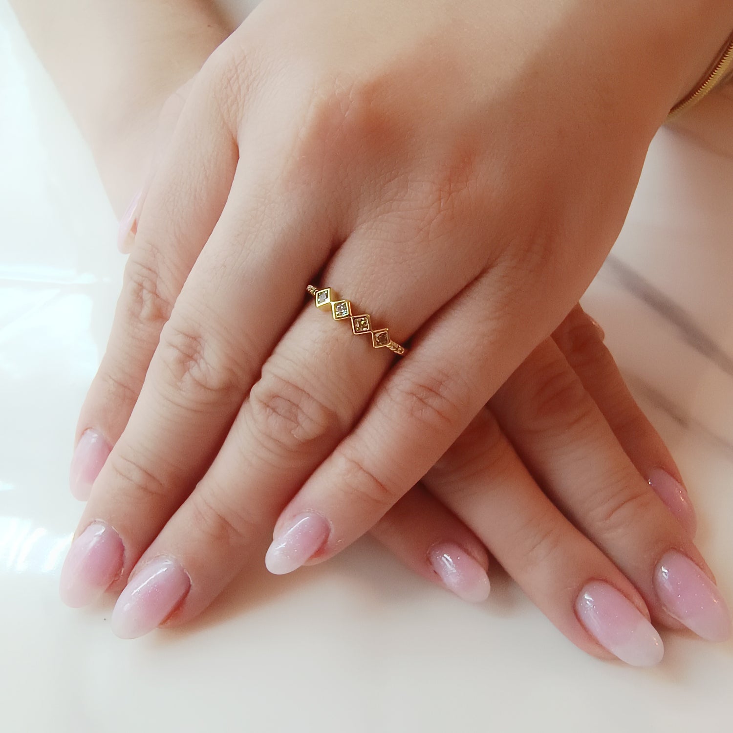 Anillo Rombos - Medida Ajustable - Baño de Oro 18Kt y Circones