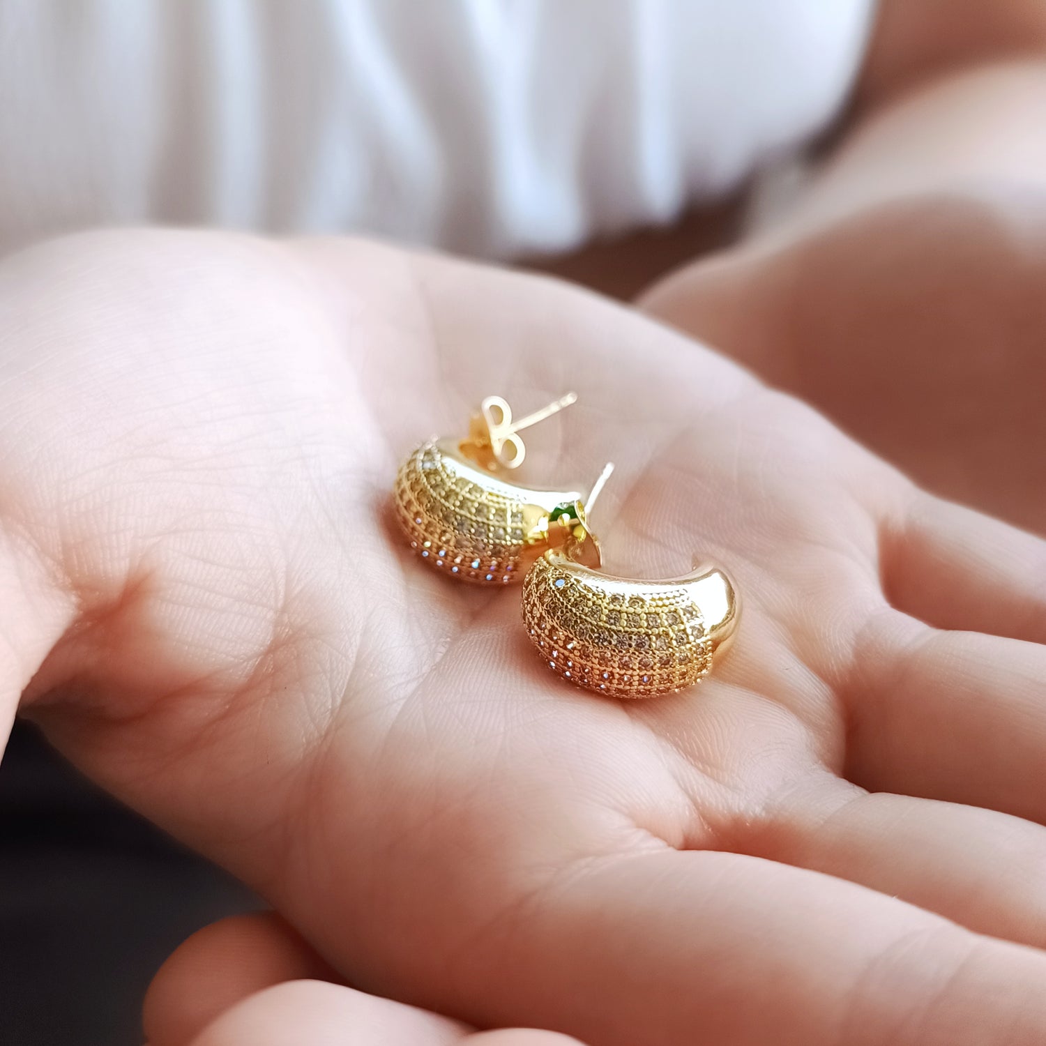 Aros Anastasia - Baño de Oro 18kt con Incrustaciones de Circón