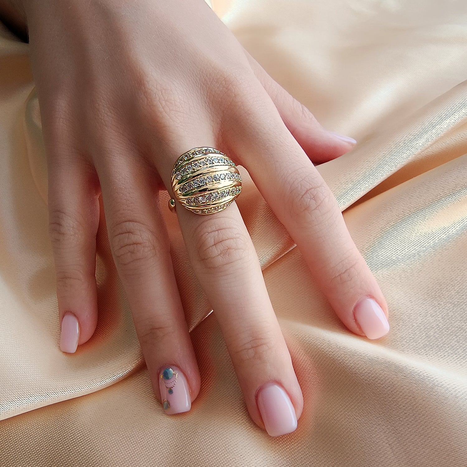 Anillo Cúpula- Medida Ajustable - Baño de Oro 18Kt e Incrustaciones de Circón
