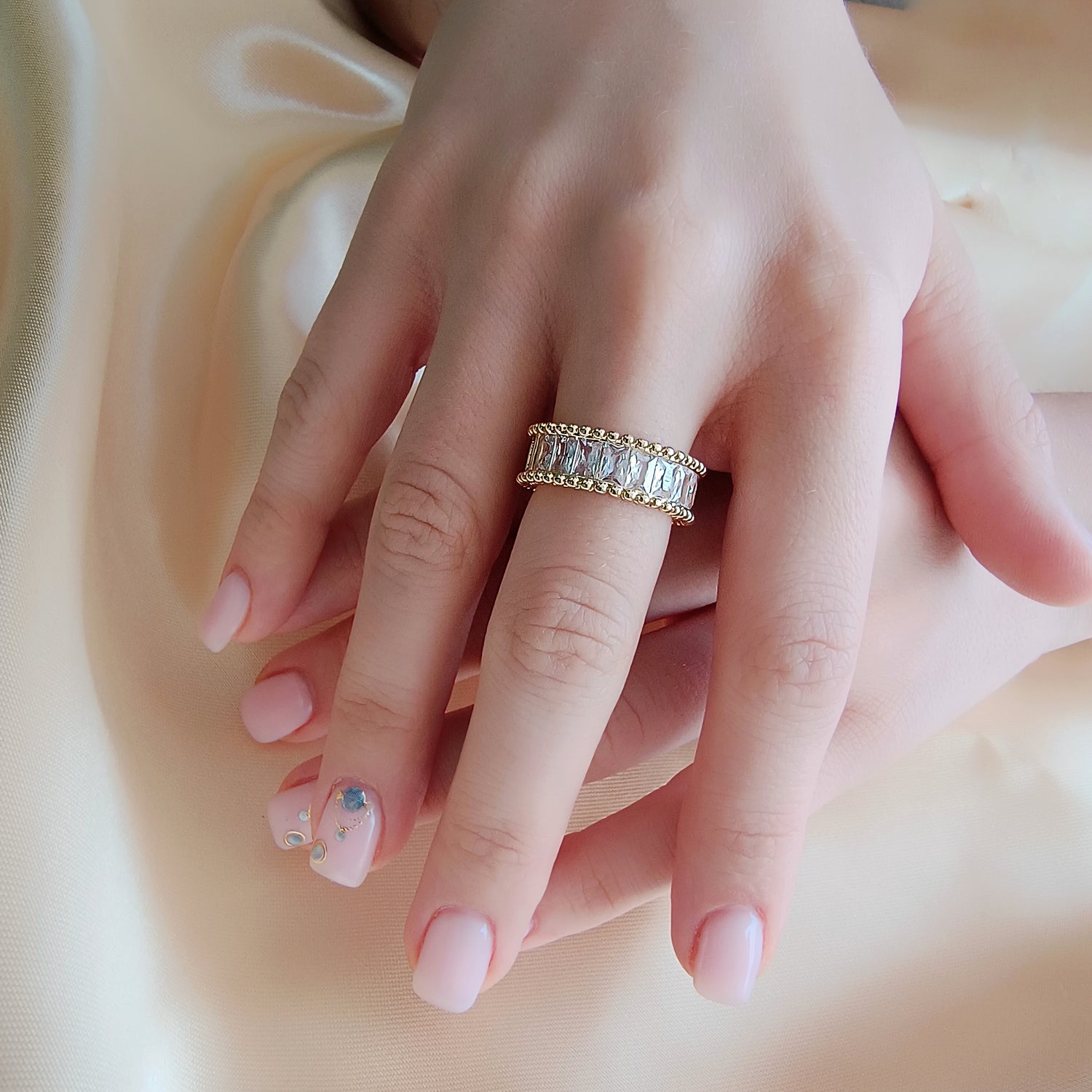Anillo Reina - Medida Ajustable - Baño de Oro 18Kt y Circones