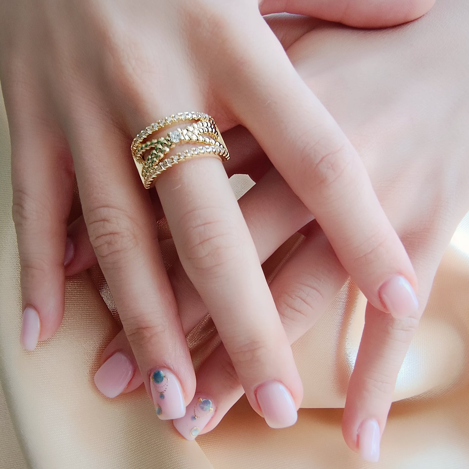 Anillo Berlín - Medida Ajustable - Baño de Oro 18Kt e Incrustaciones de Circón