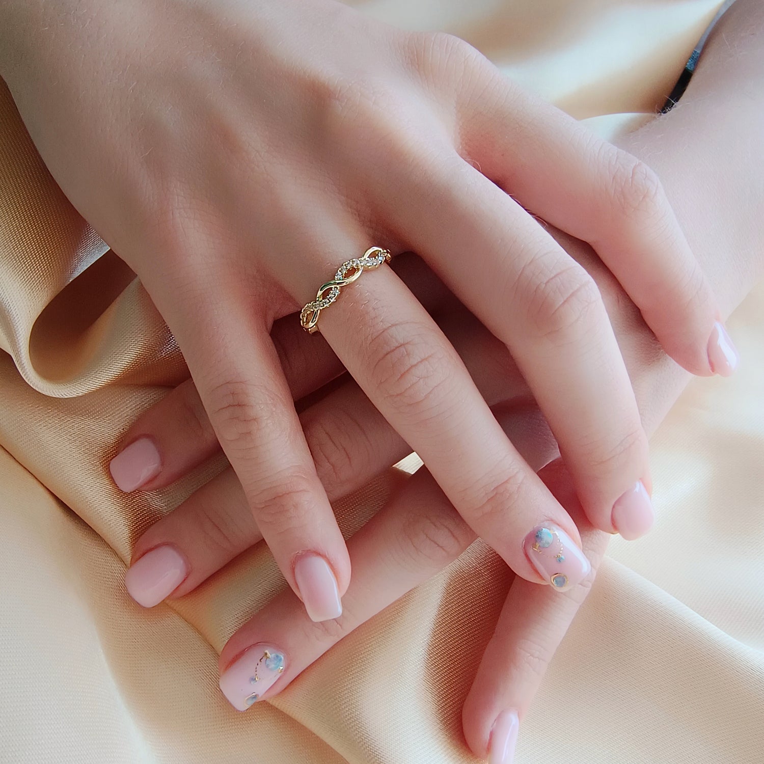 Anillo Infinito - Medida Ajustable - Baño de Oro 18Kt y Circones