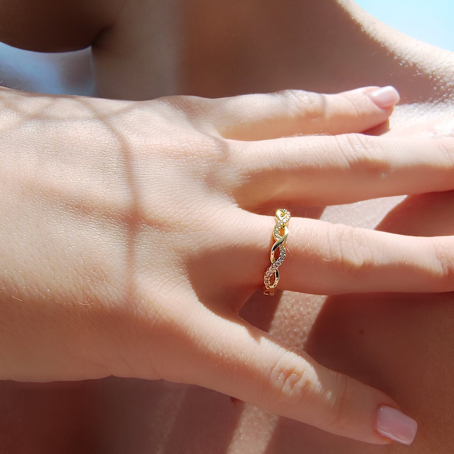 Anillo Infinito - Medida Ajustable - Baño de Oro 18Kt y Circones