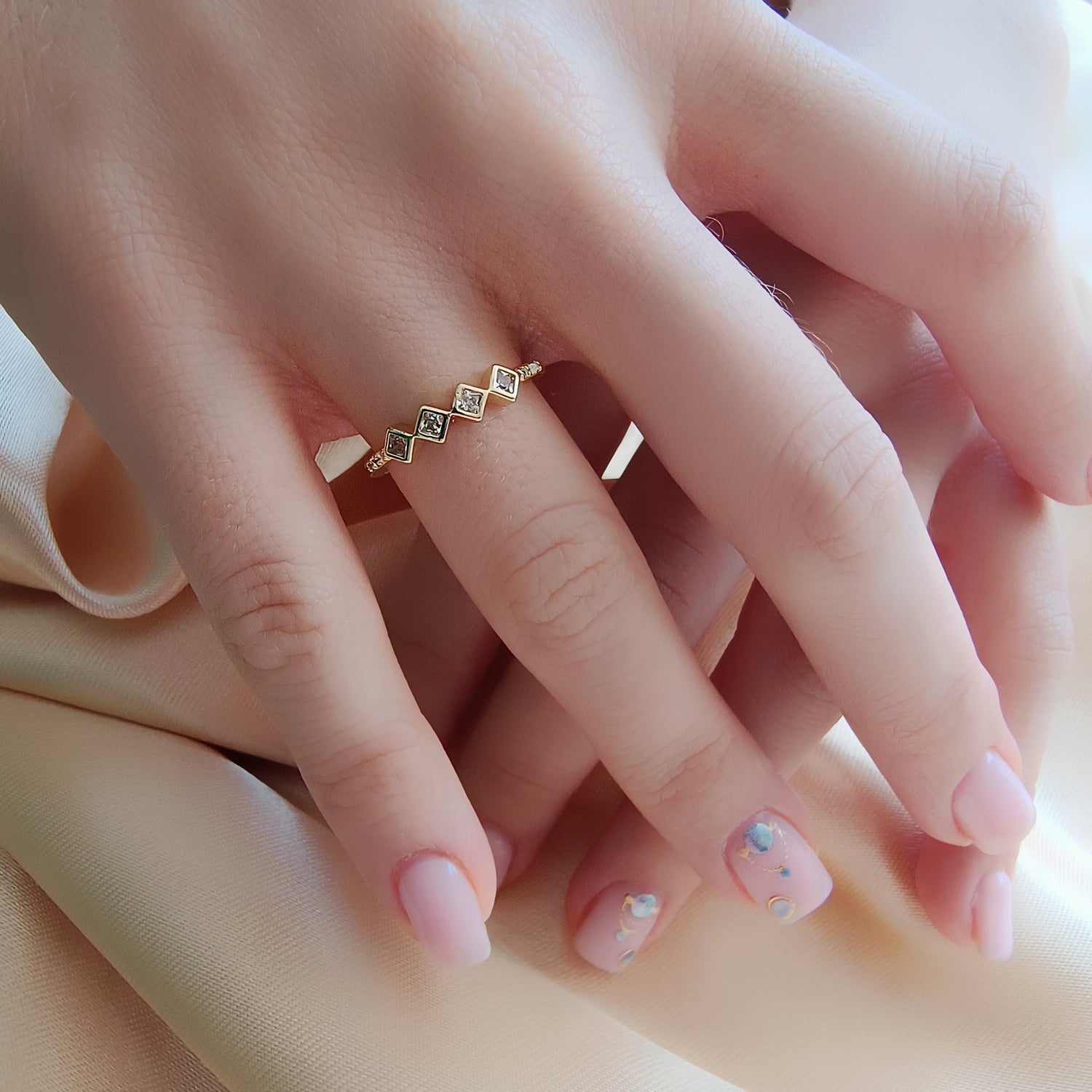 Anillo Rombos - Medida Ajustable - Baño de Oro 18Kt y Circones