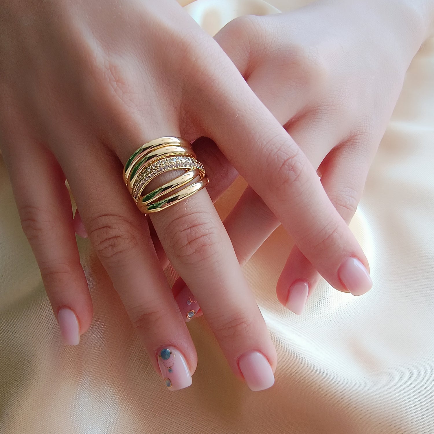 Anillo Olimpia - Medida Ajustable - Baño de Oro 18Kt y Circones