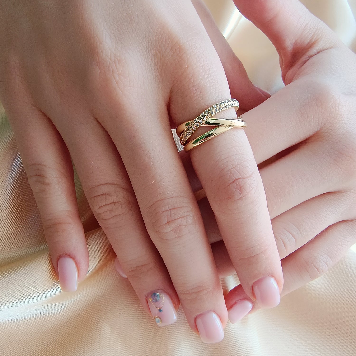 Anillo Mel - Medida Ajustable - Baño de Oro 18Kt y Circones