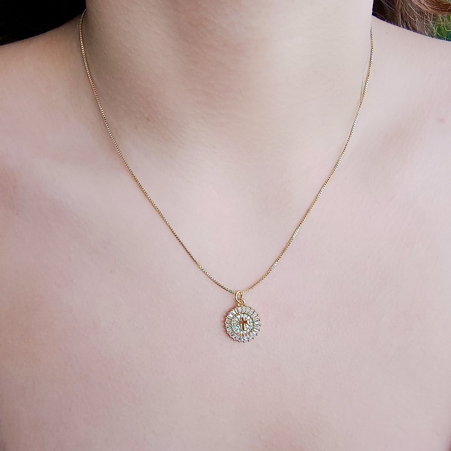 Conjunto Cadena y Colgante Cruz Corona de Circones - Baño de Oro 18Kt