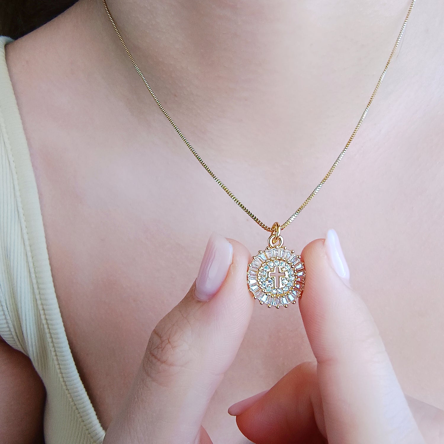 Conjunto Cadena y Colgante Cruz Corona de Circones - Baño de Oro 18Kt