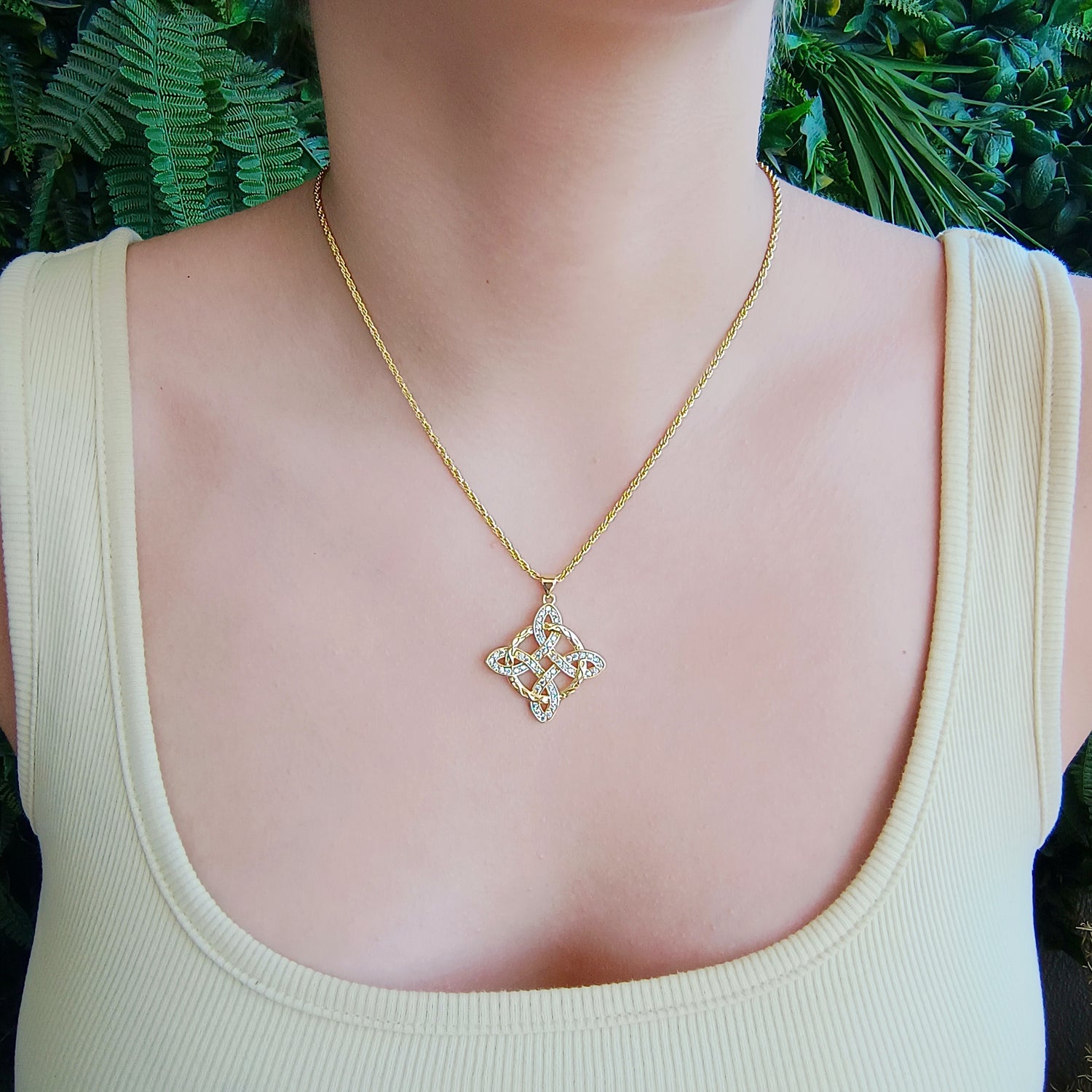 Conjunto Cadena y Colgante Nudo de Bruja - Baño de Oro 18Kt