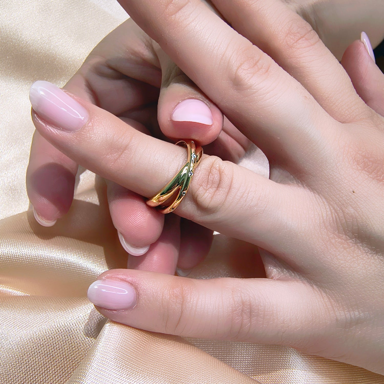 Anillo Cruzado - Medida Ajustable - Baño de Oro 18Kt y Circones