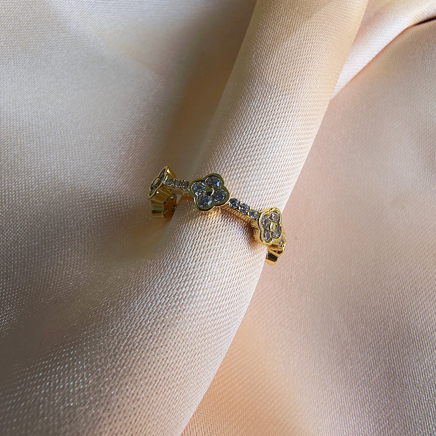 Anillo Trébol Blanco - Medida Ajustable - Baño de Oro 18Kt y Circones