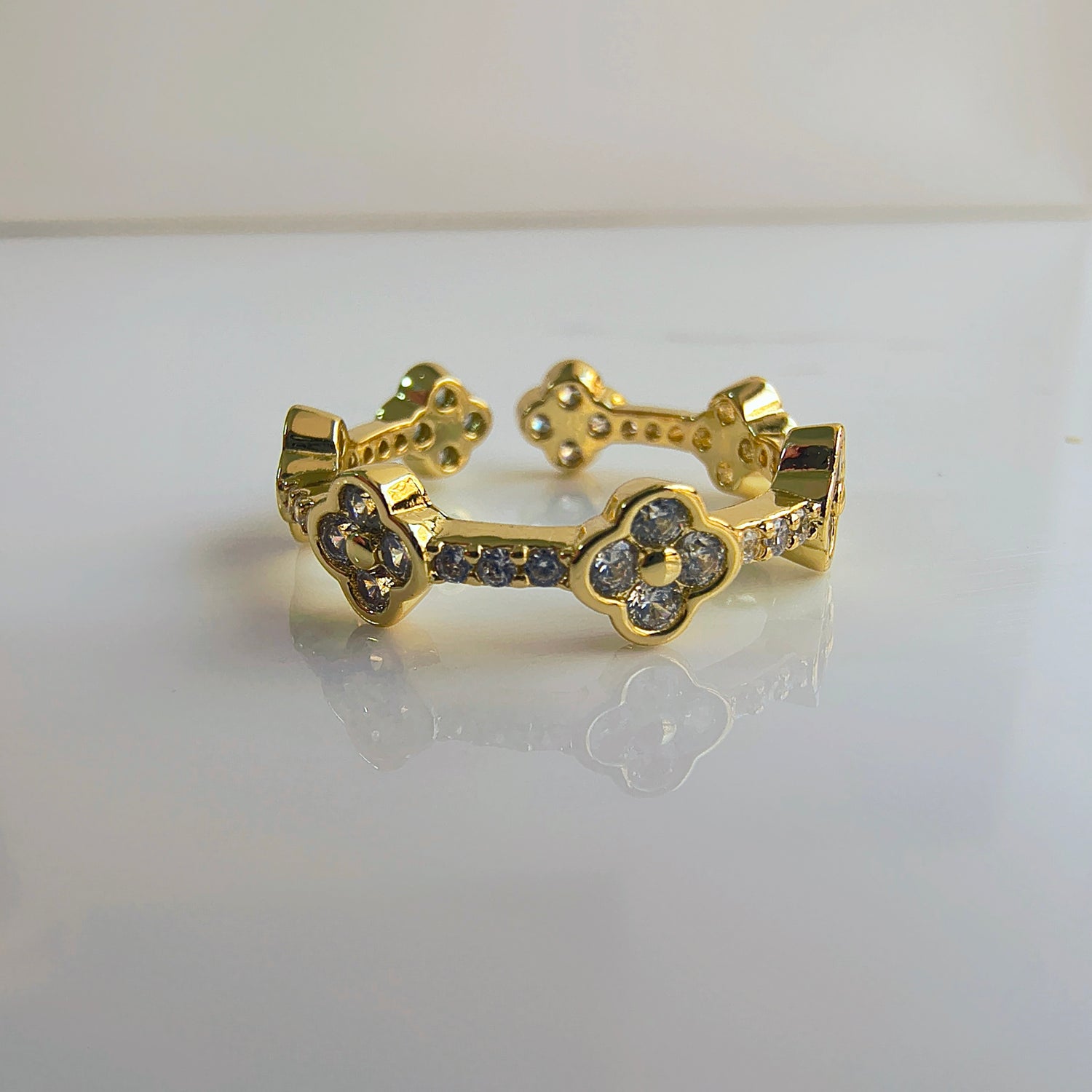 Anillo Trébol Blanco - Medida Ajustable - Baño de Oro 18Kt y Circones