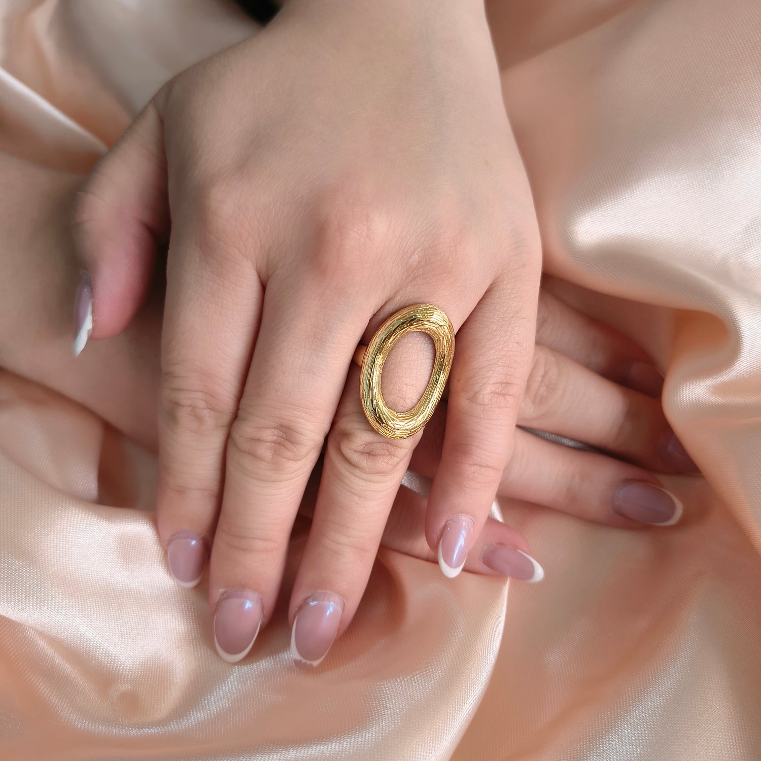 Anillo Óvalo Grande - Medida Ajustable - Baño de Oro 18Kt
