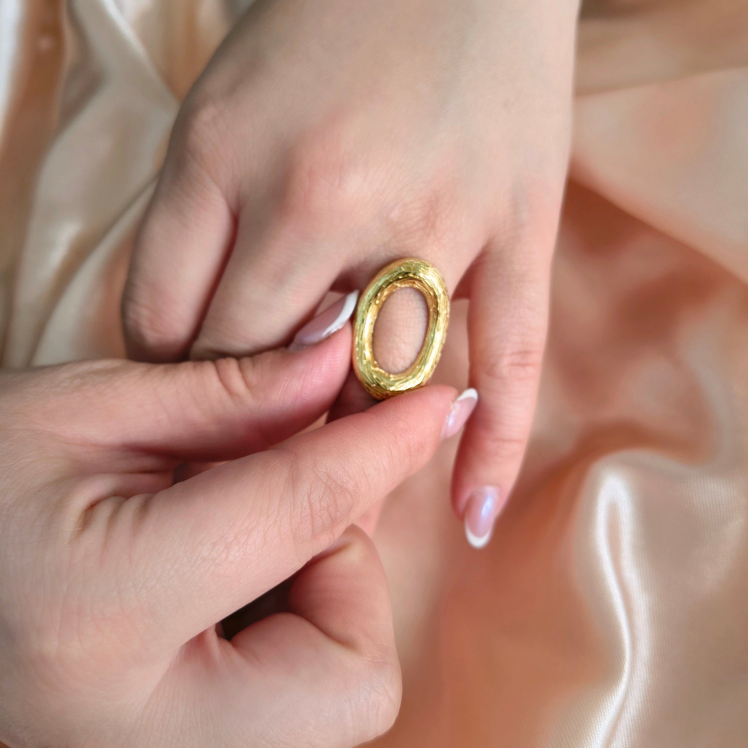 Anillo Óvalo Grande - Medida Ajustable - Baño de Oro 18Kt