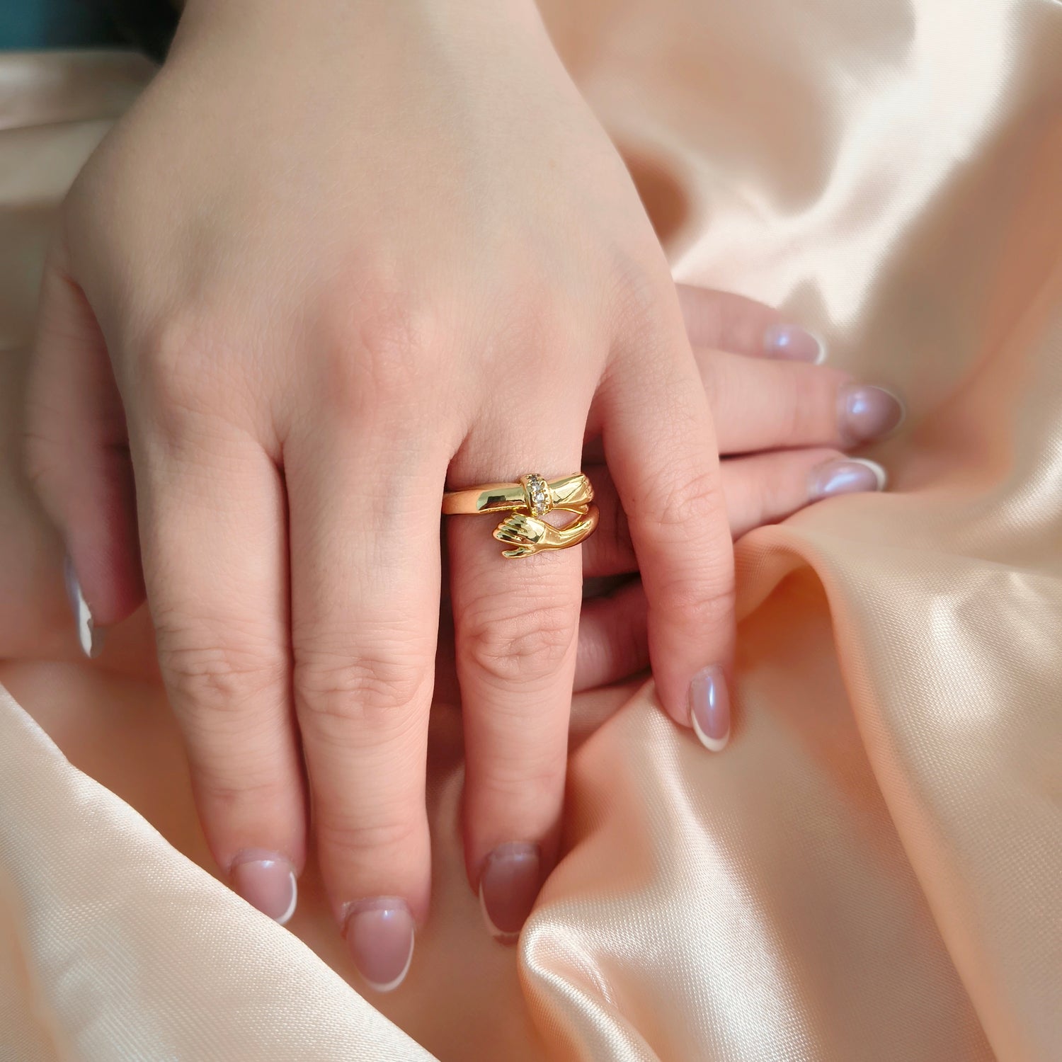 Anillo Abrazo - Medida Ajustable - Baño de Oro 18Kt y Circones