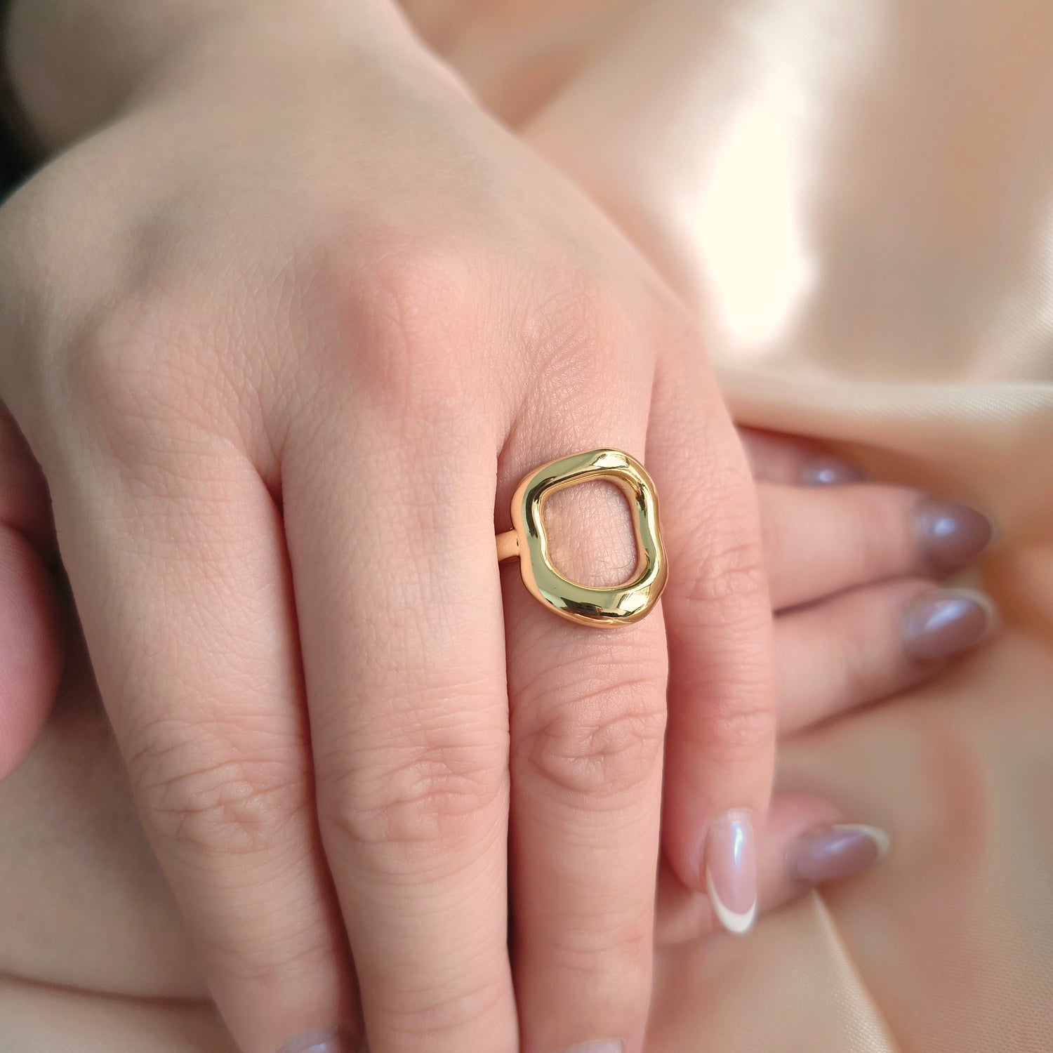 Anillo Óvalo Mediano - Medida Ajustable - Baño de Oro 18Kt