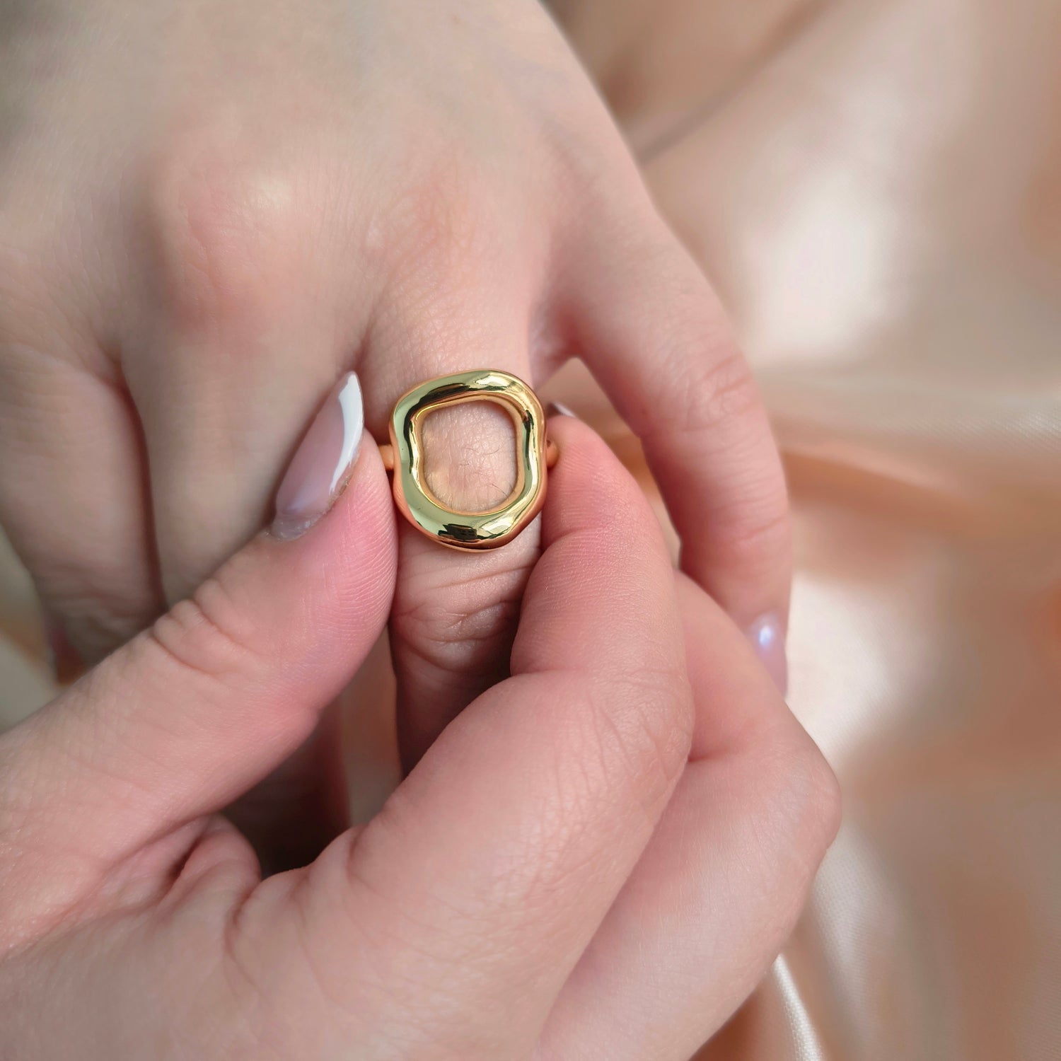Anillo Óvalo Mediano - Medida Ajustable - Baño de Oro 18Kt