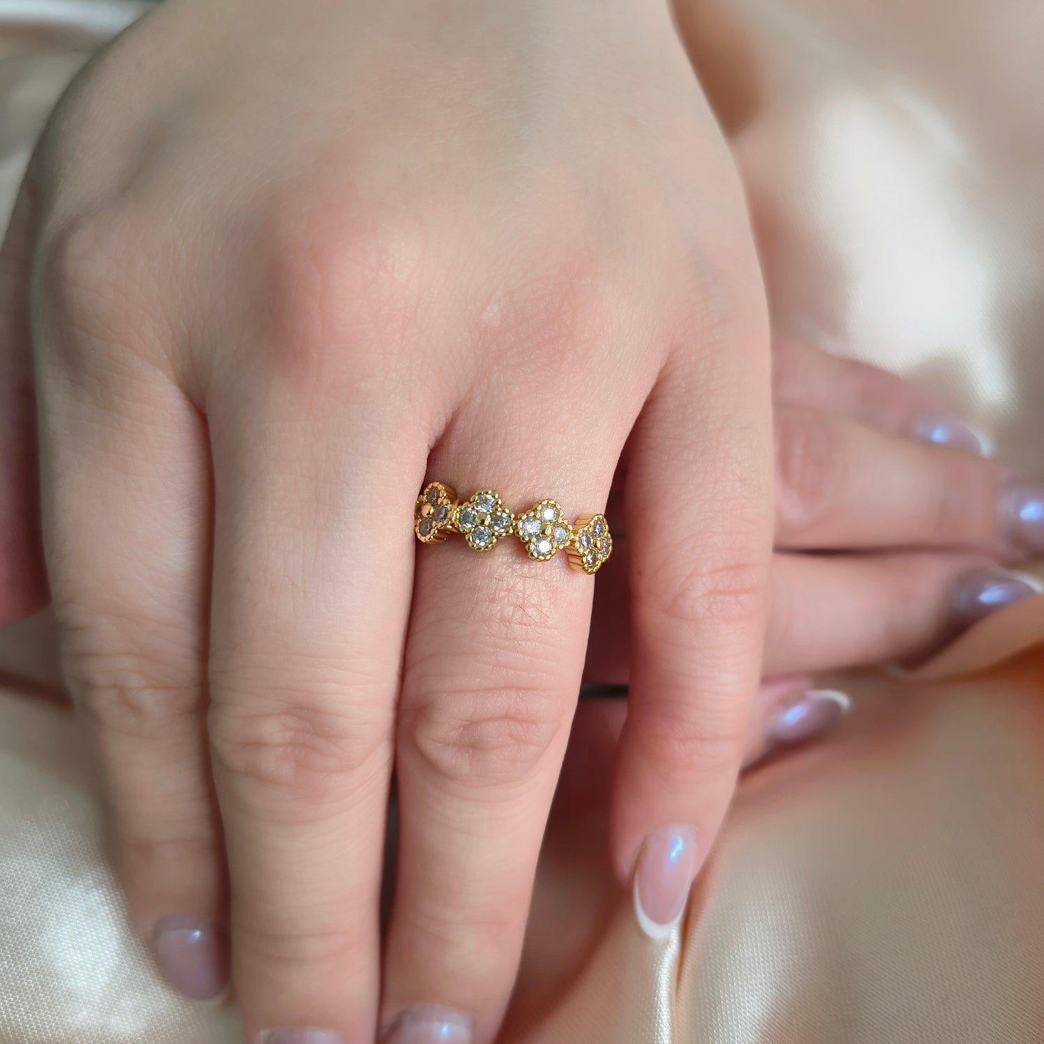 Anillo 4 Tréboles - Medida Ajustable - Baño de Oro 18Kt y Circones