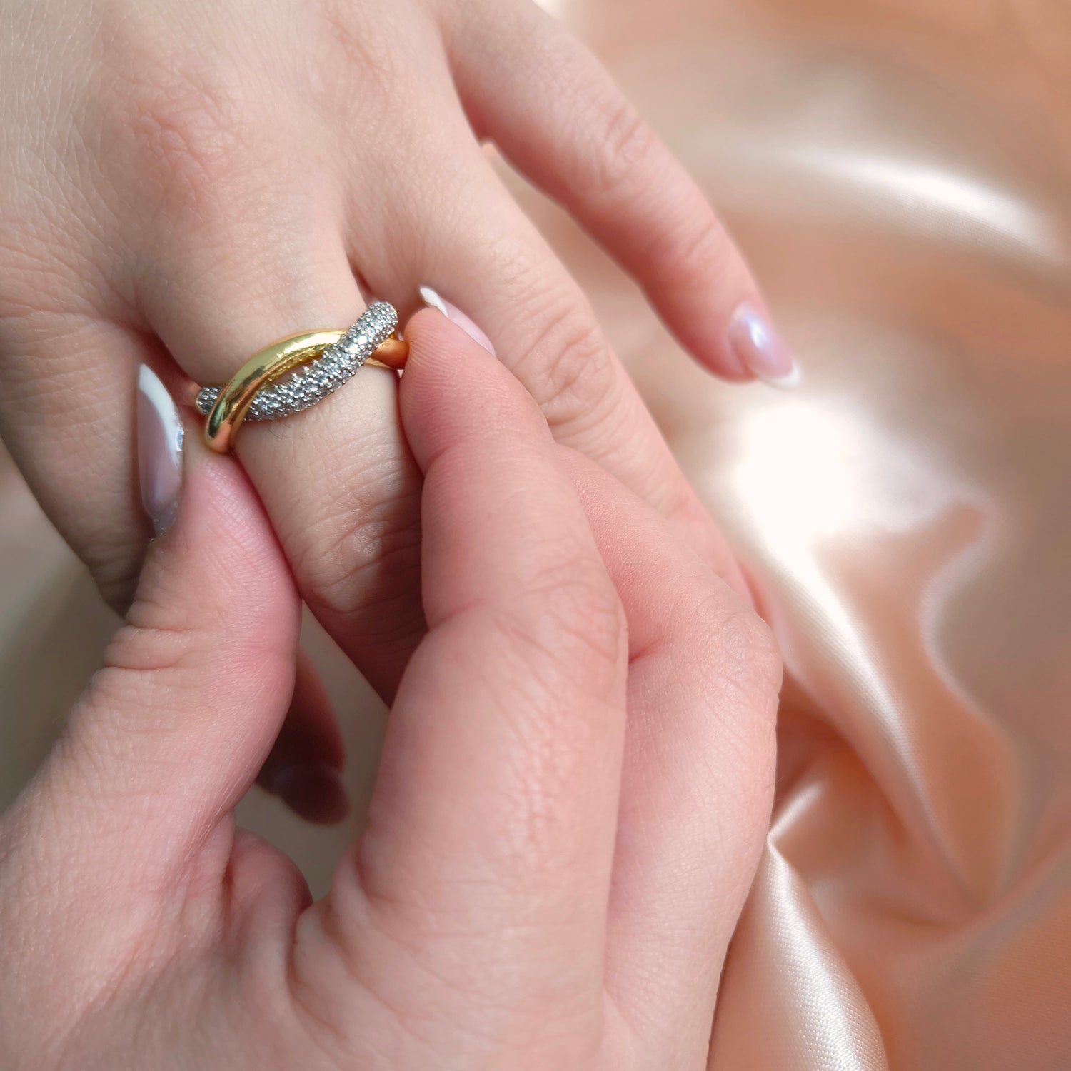 Anillo Circón Trenzado - Medida Ajustable - Baño de Oro 18Kt y Circones