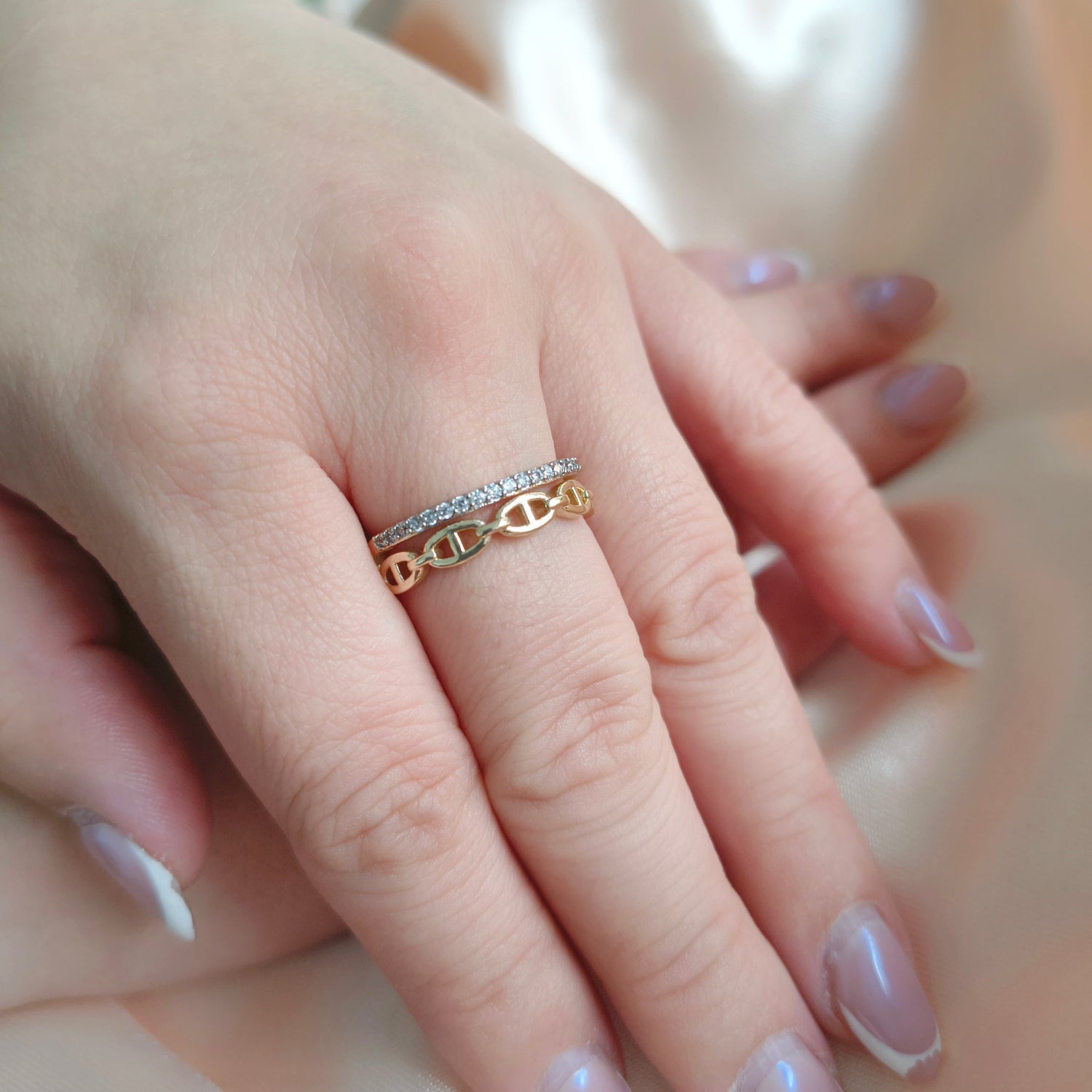 Anillo Cintillo Gucci - Medida Ajustable - Baño de Oro 18Kt y Circones