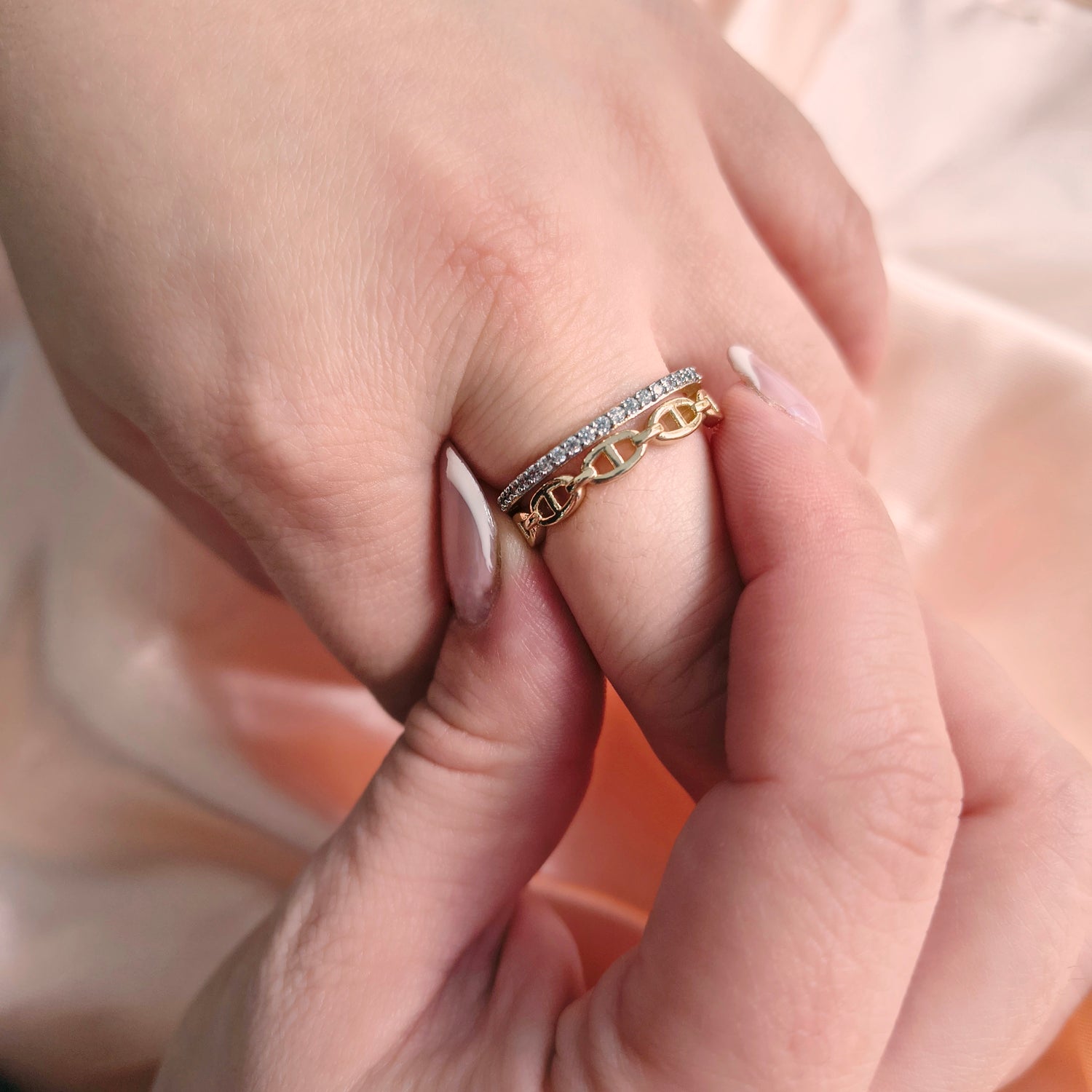 Anillo Cintillo Gucci - Medida Ajustable - Baño de Oro 18Kt y Circones