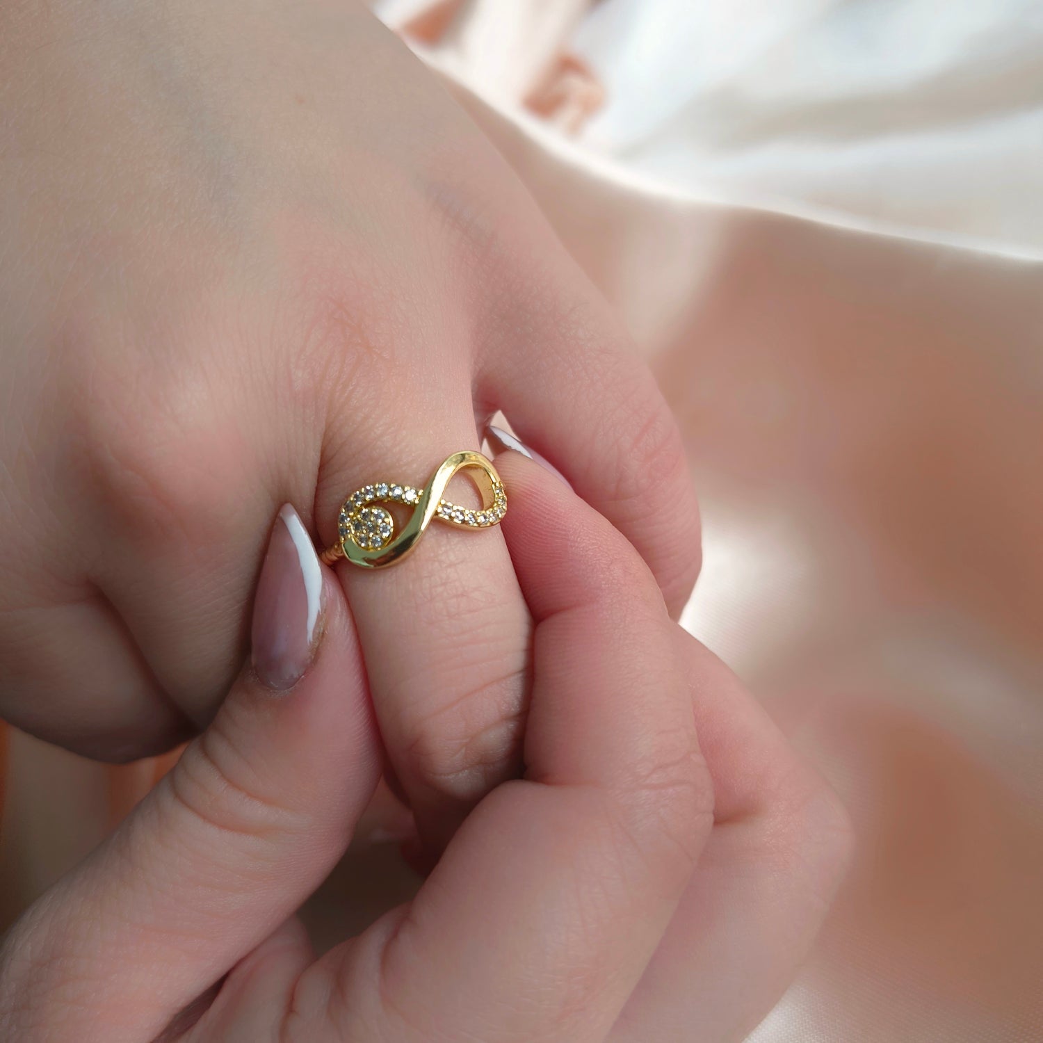 Anillo Infinito Mediano - Medida Ajustable - Baño de Oro 18Kt y Circones