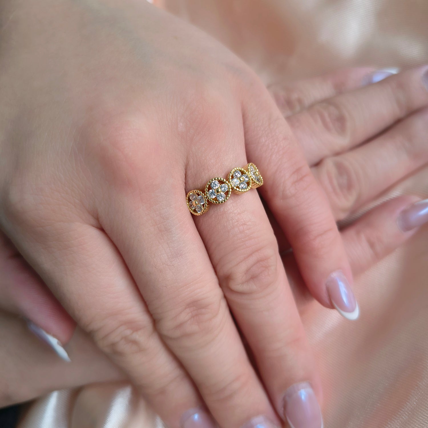 Anillo Corona de Tréboles - Medida Ajustable - Baño de Oro 18Kt y Circones