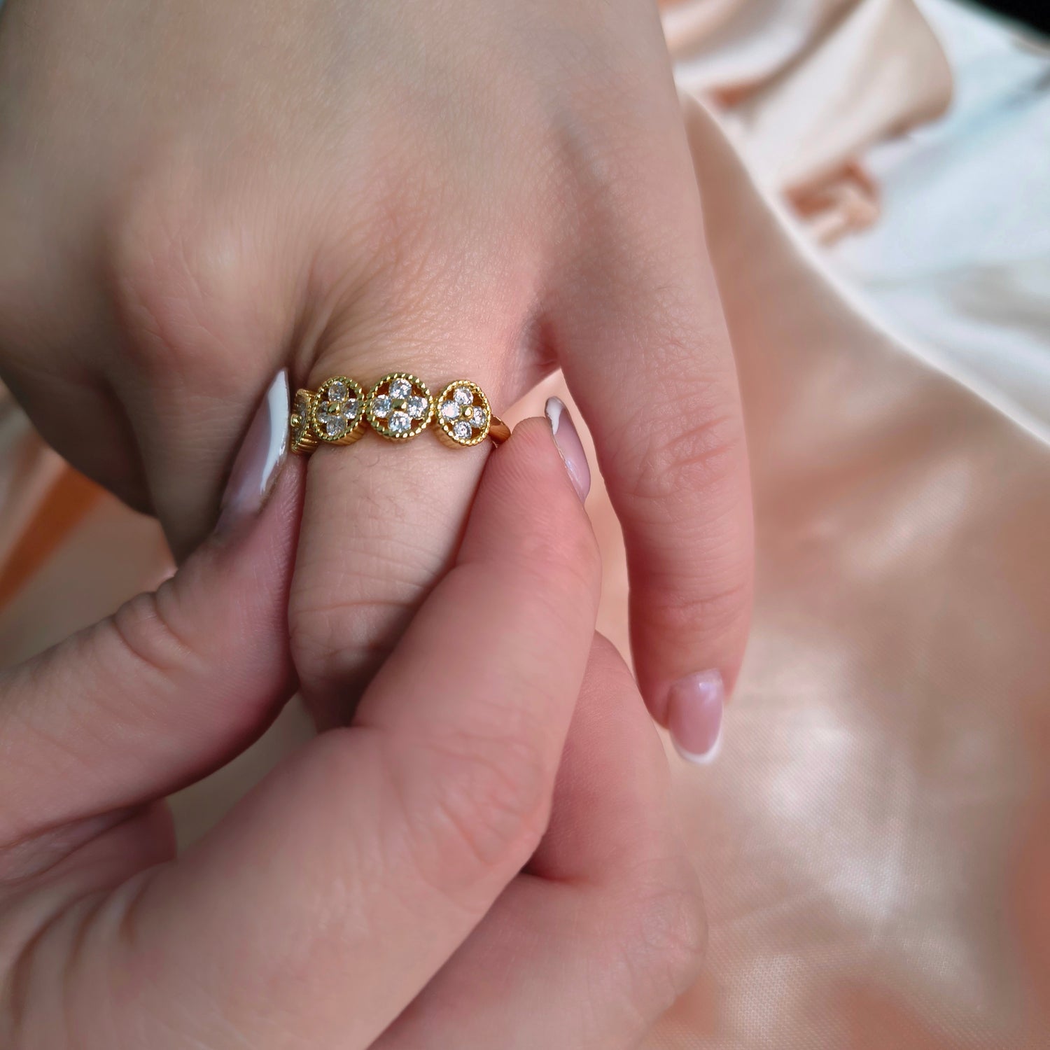 Anillo Corona de Tréboles - Medida Ajustable - Baño de Oro 18Kt y Circones