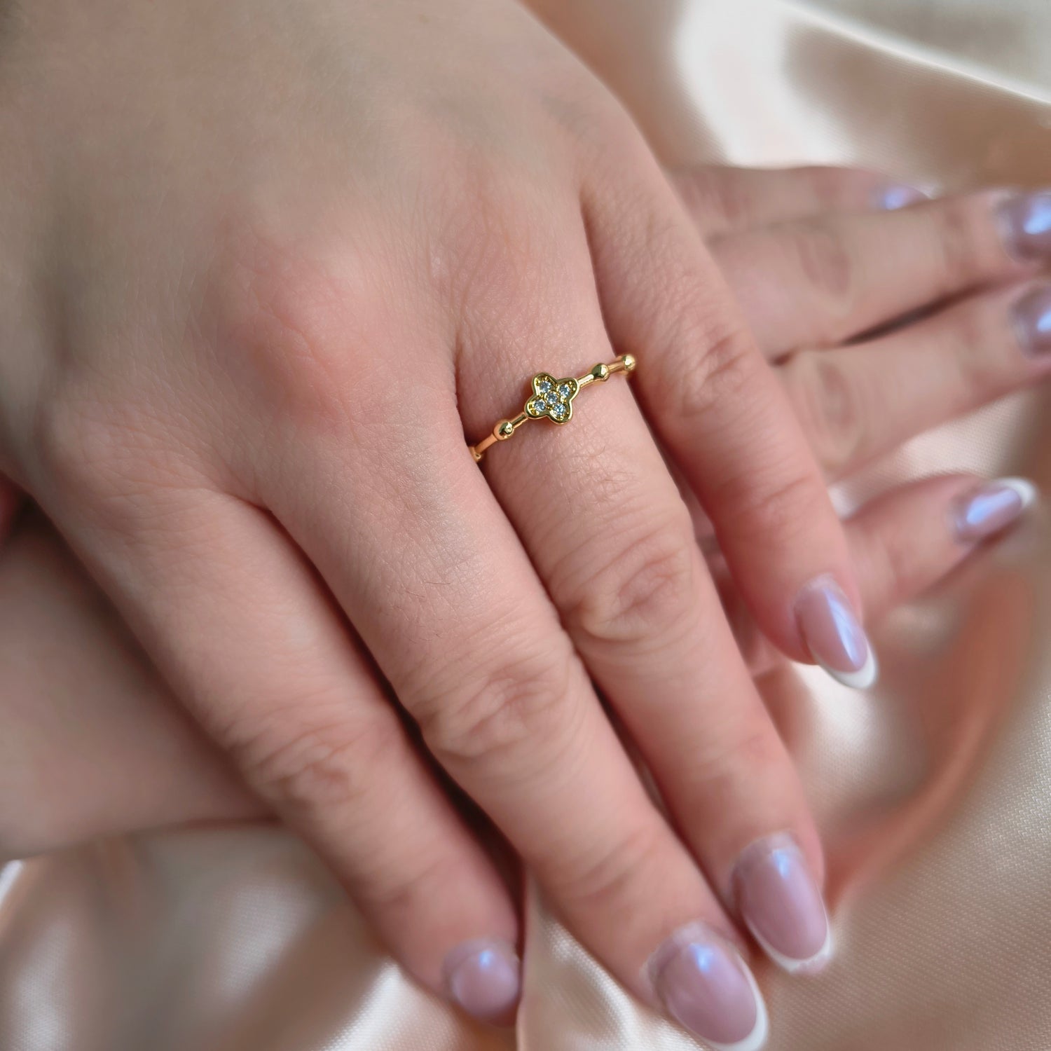Anillo Trébol y Esferas - Medida Ajustable - Baño de Oro 18Kt y Circones