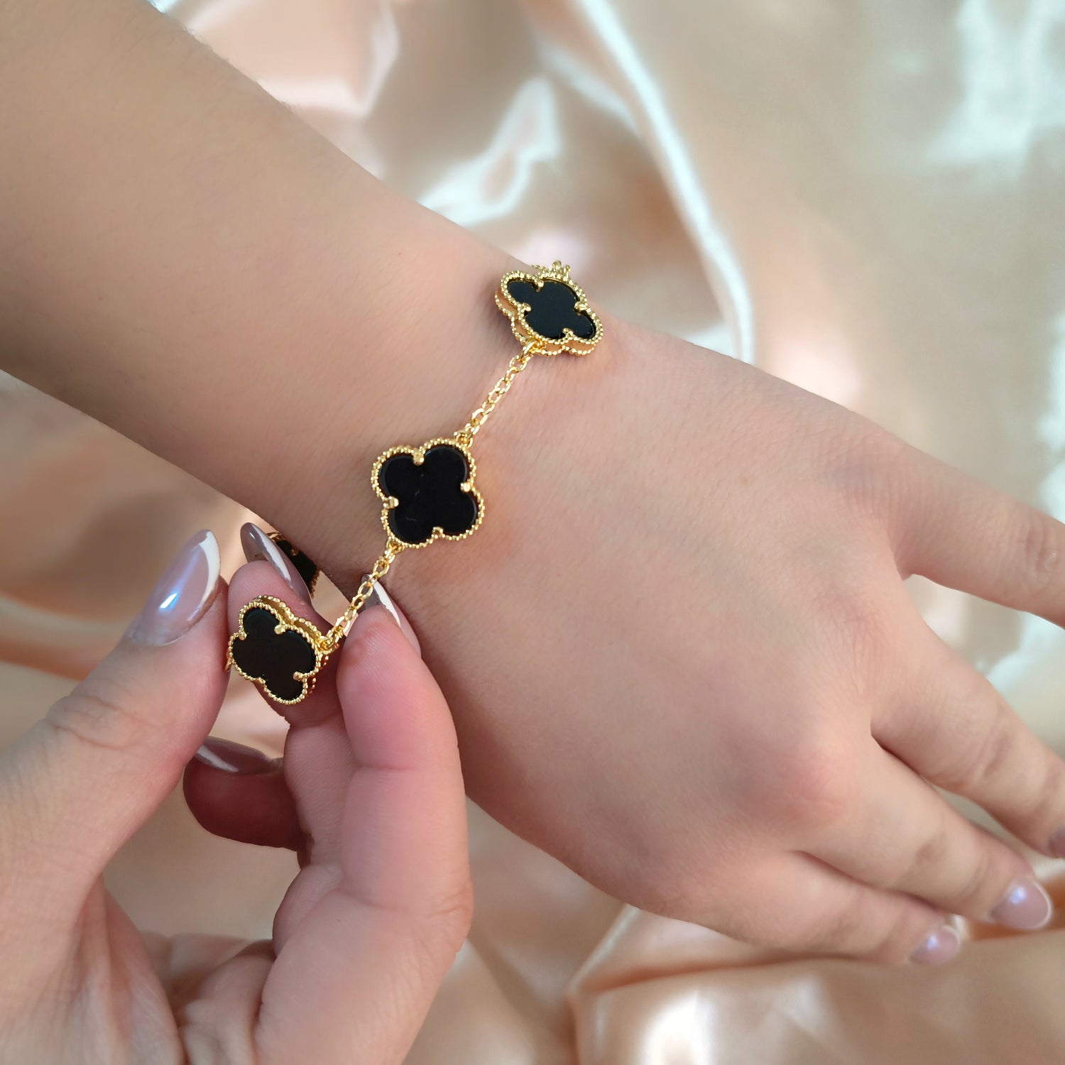 Pulsera Tréboles Negros - Baño de Oro 18Kt