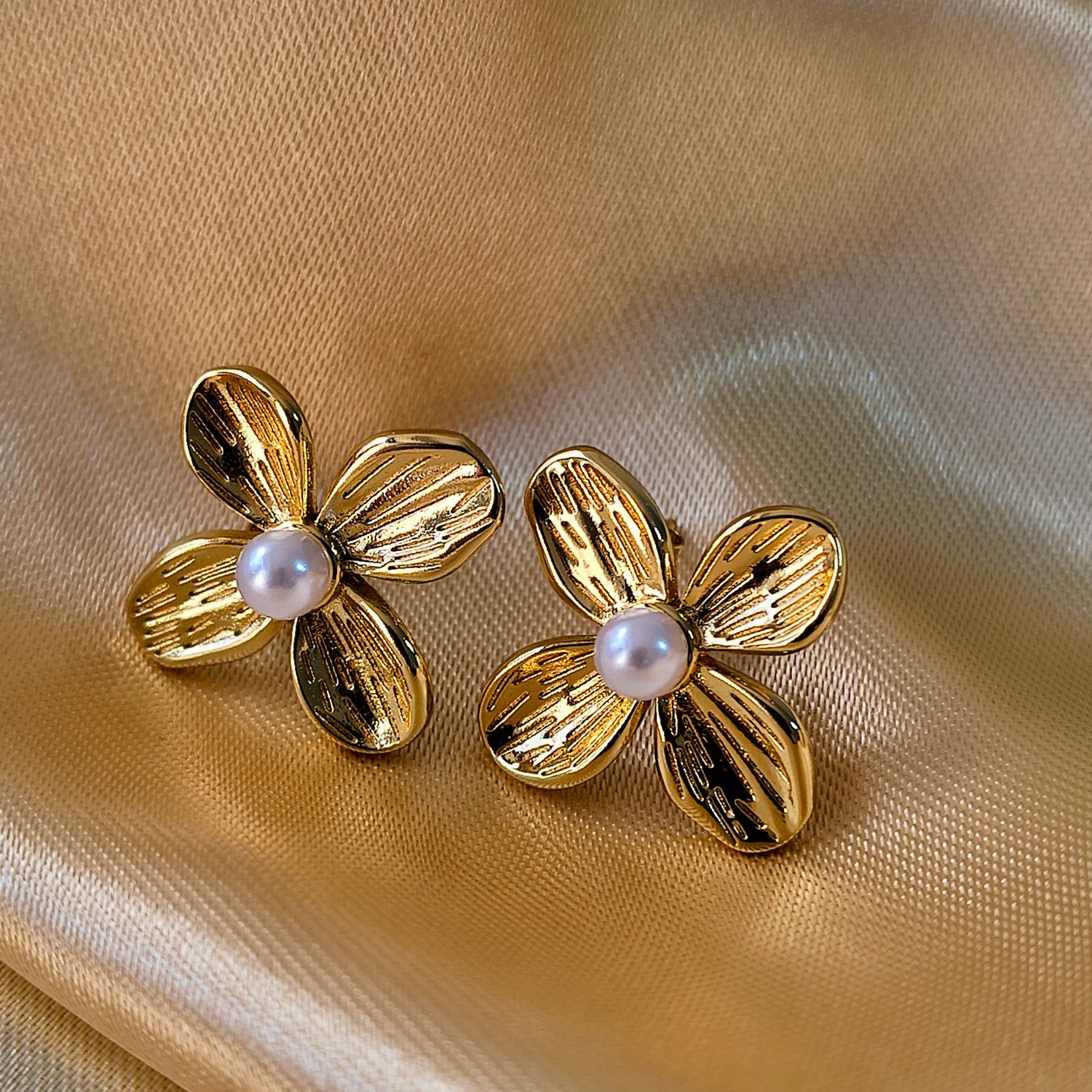 Aros Flor Perla - Baño de Oro 18Kt