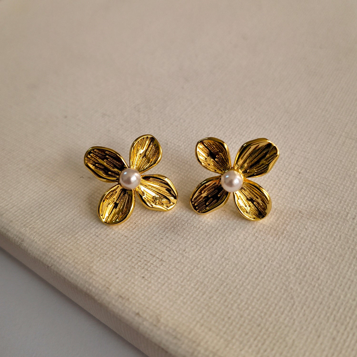 Aros Flor Perla - Baño de Oro 18Kt