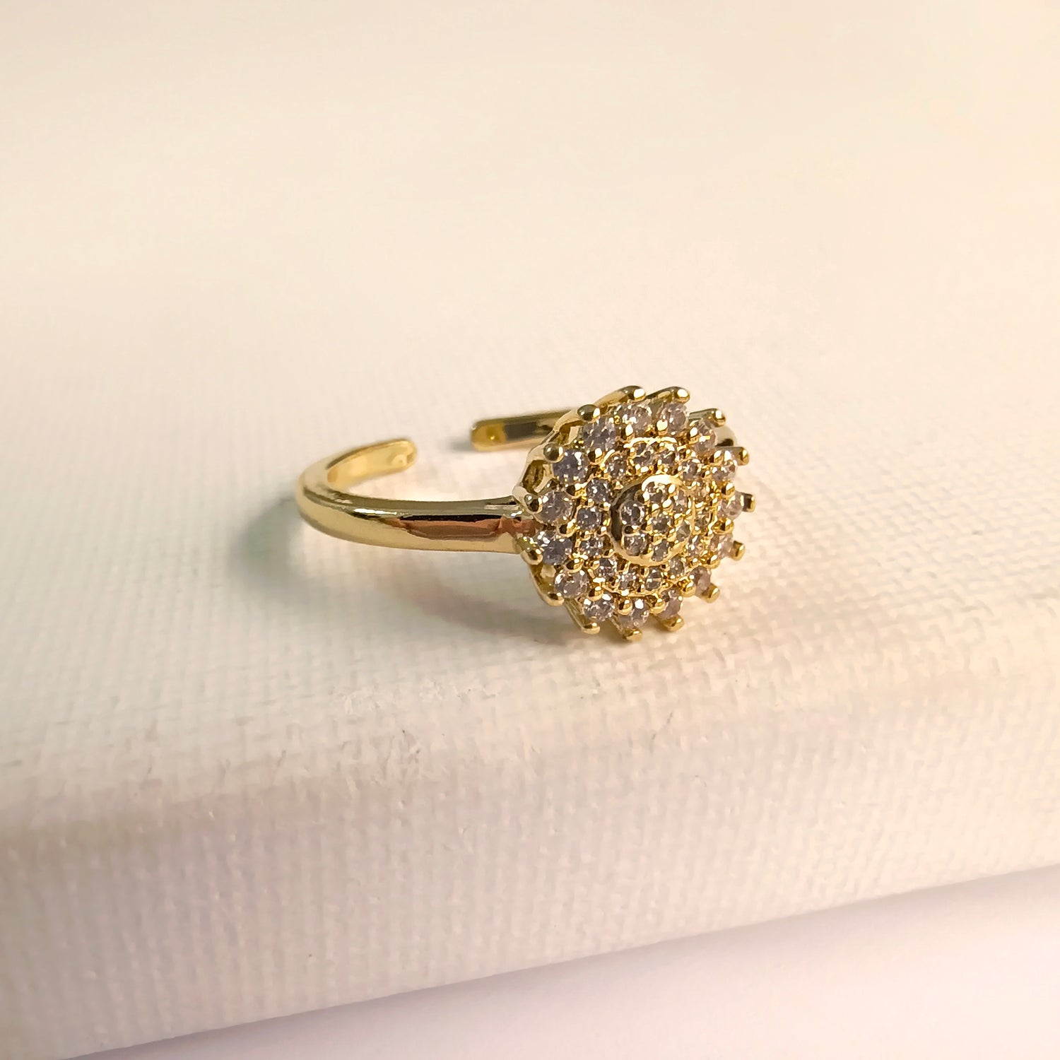 Anillo Flor - Medida Ajustable - Baño de Oro 18Kt y Circones