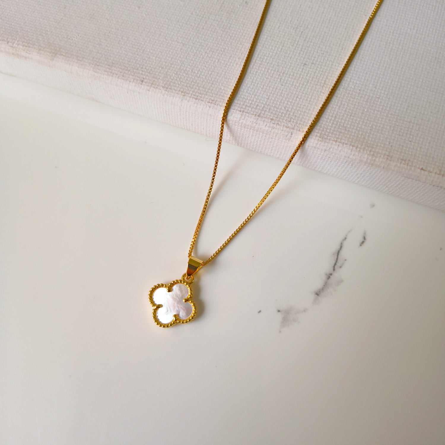 Conjunto Cadena y Colgante Trébol Blanco