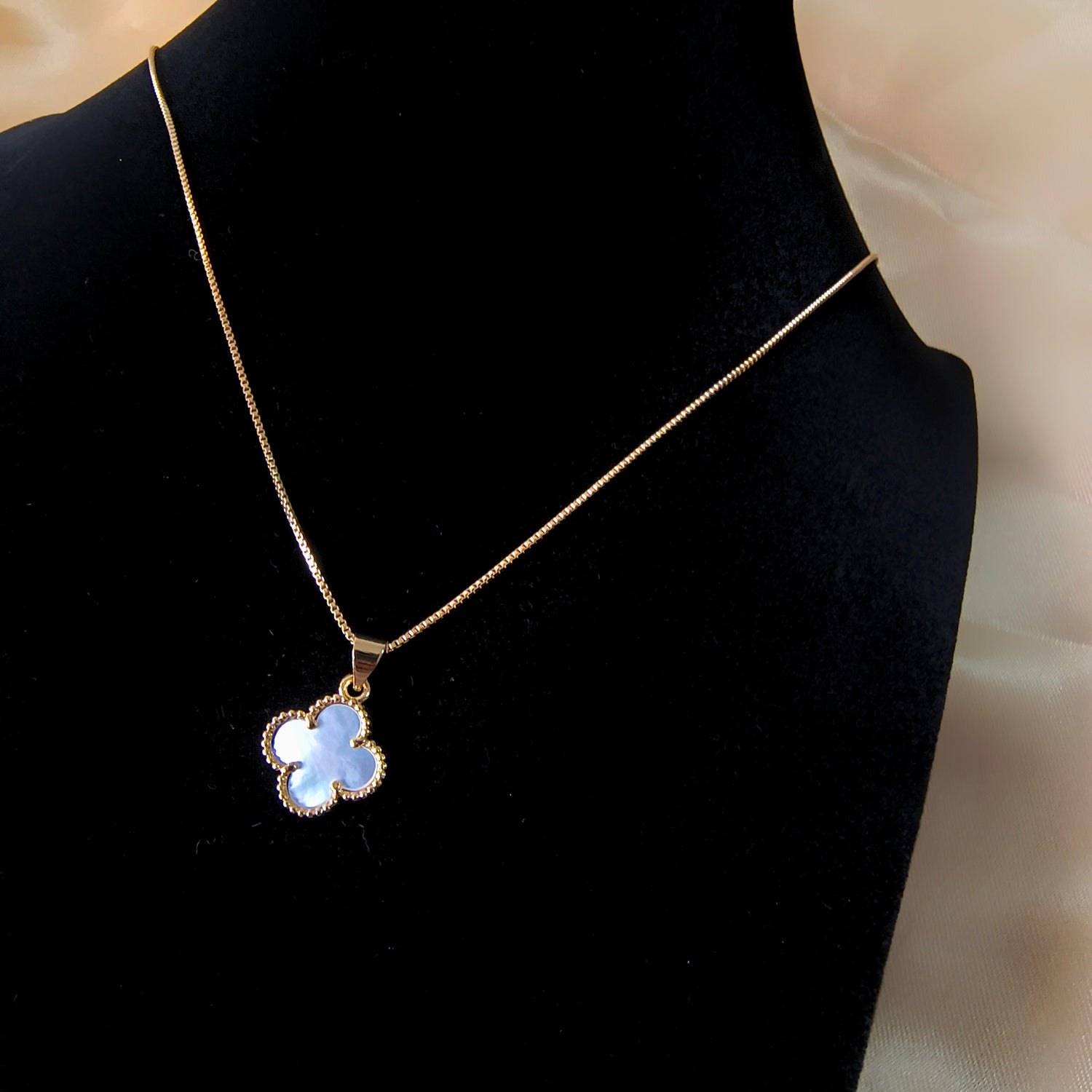 Conjunto Cadena y Colgante Trébol Blanco