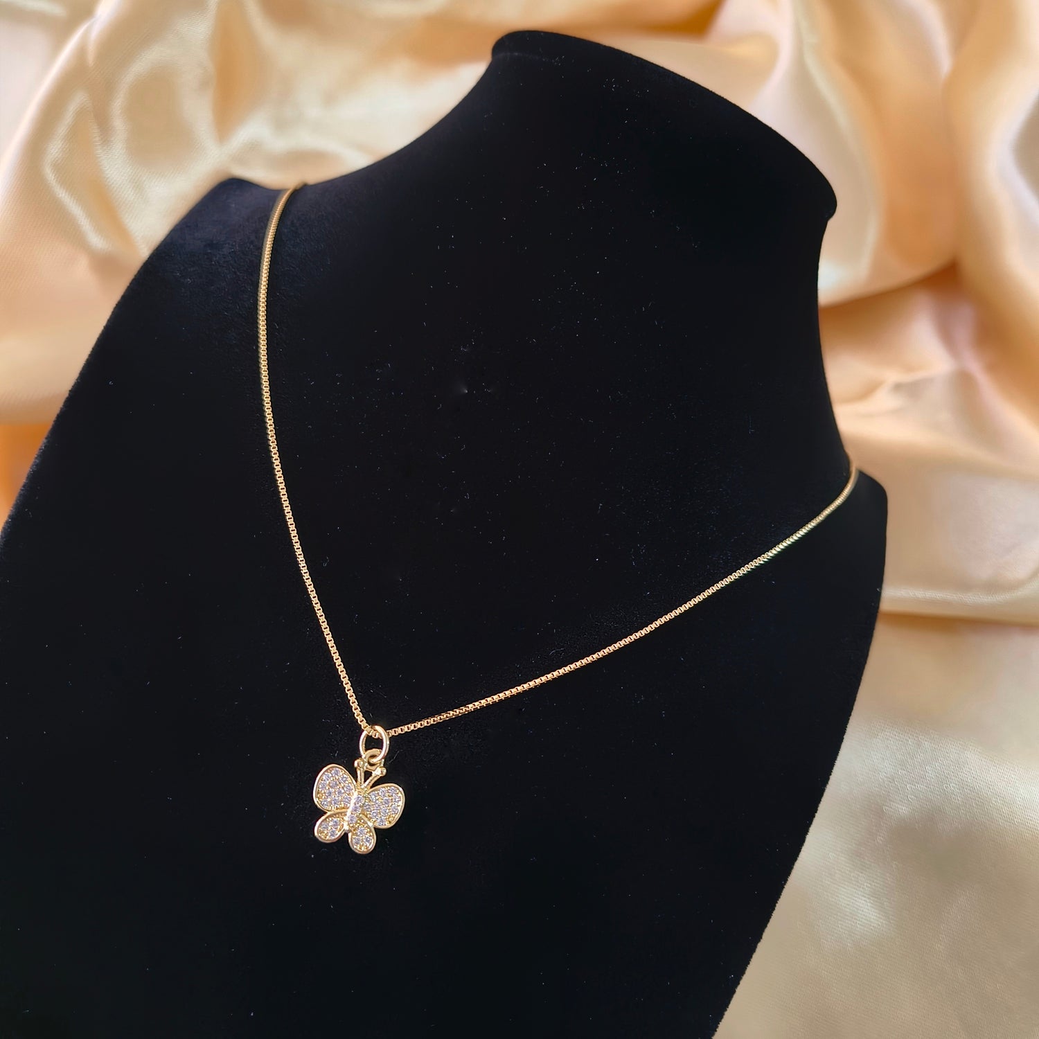 Conjunto Cadena y Colgante Mariposa con Circones