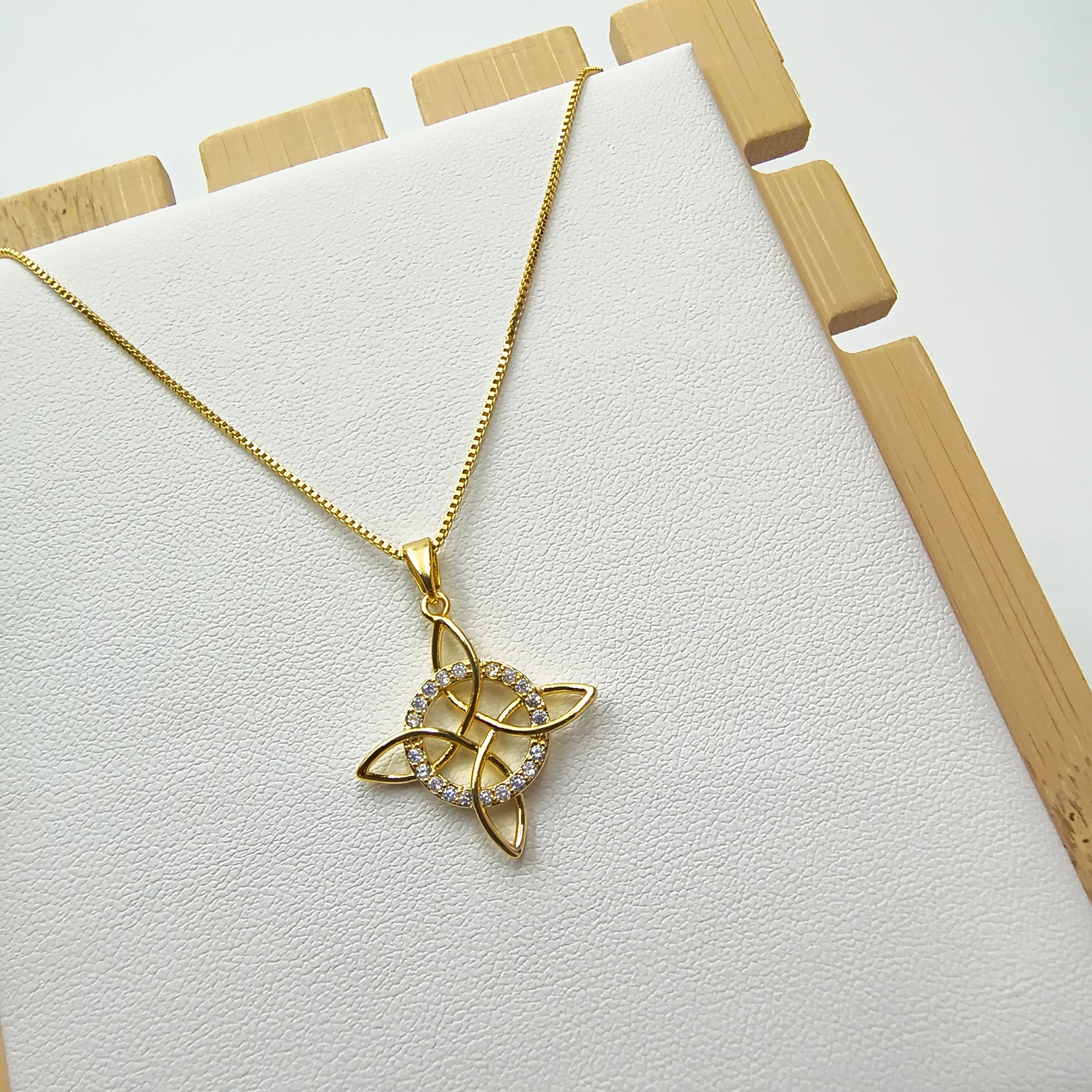 Conjunto Nudo de Bruja con Circones  - Baño de Oro 18Kt