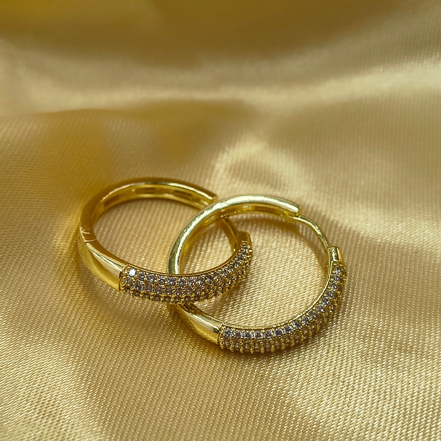 Argollas Medianas con Circones  - Baño de Oro 18Kt