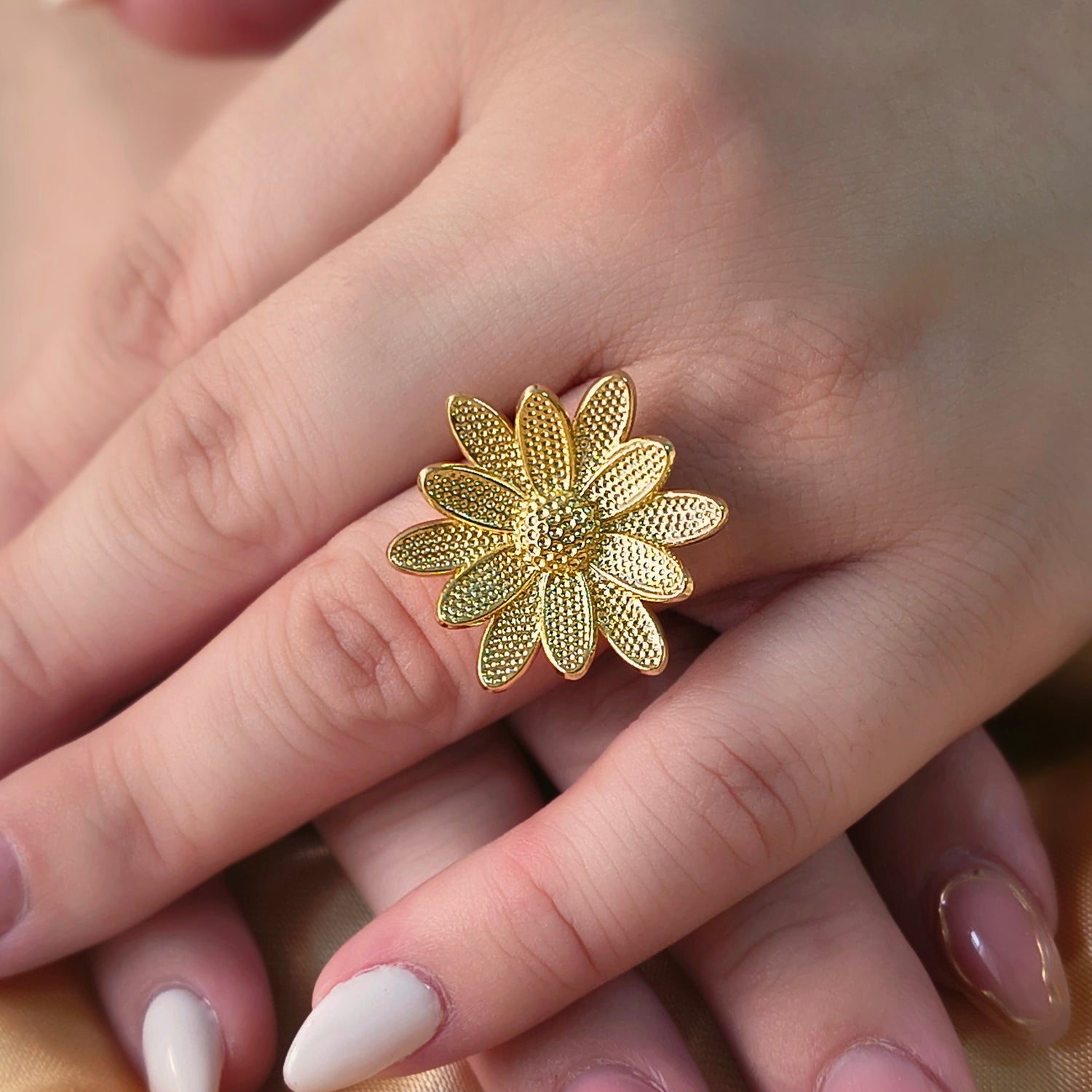 Anillo Flor Margarita - Medida Ajustable - Baño de Oro 18Kt