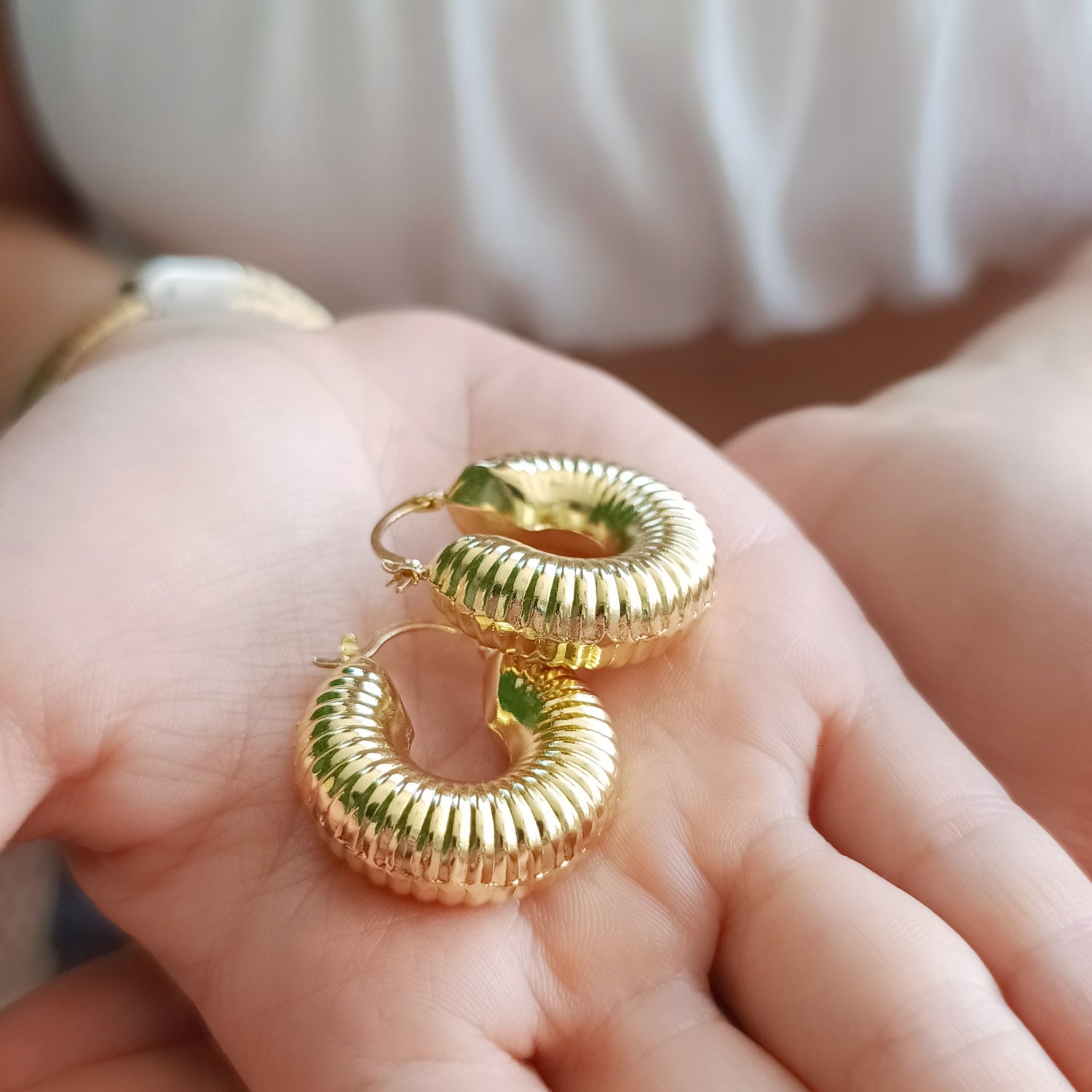 Aros Shell Tamaño Grande - Baño de Oro 18Kt